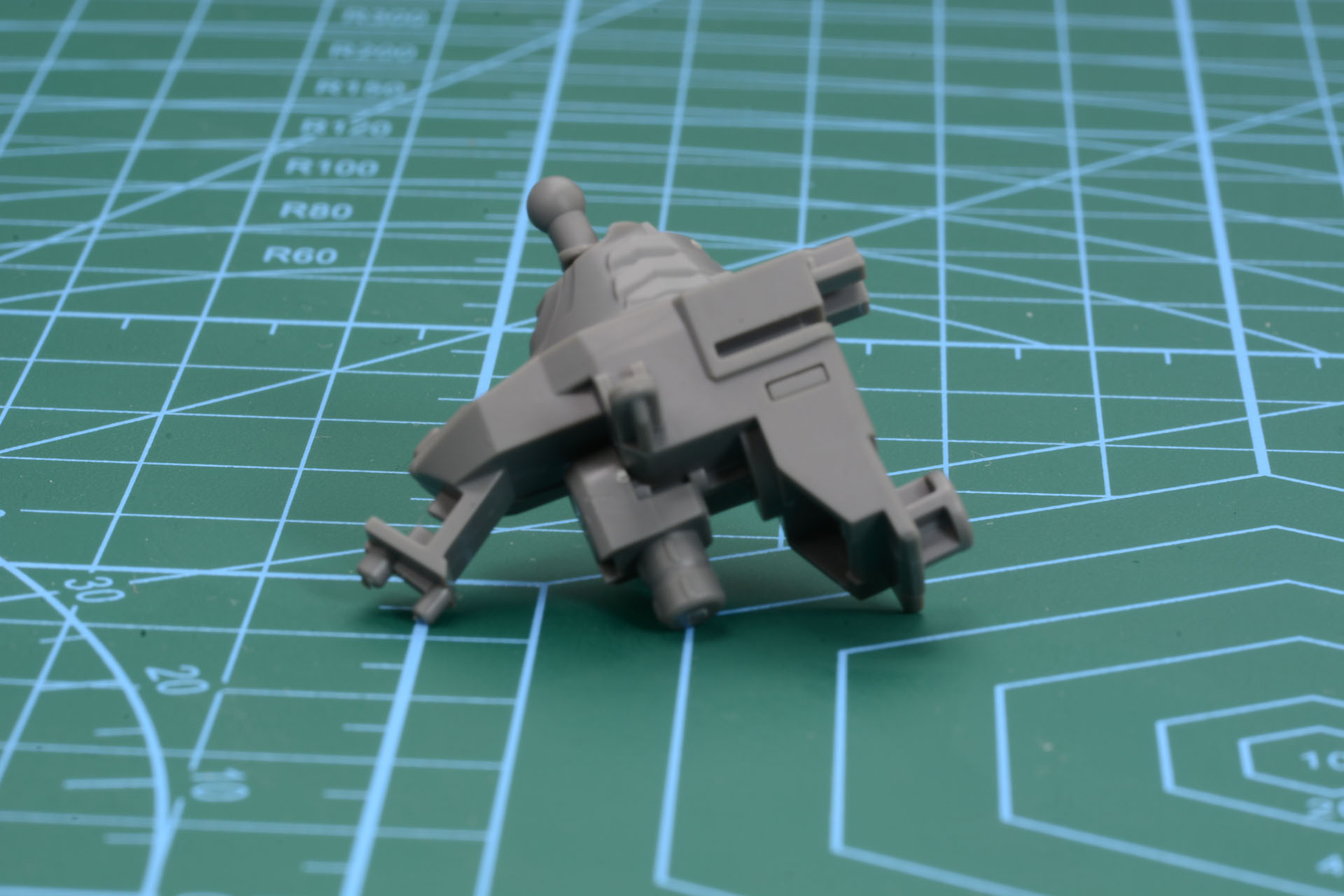 肩パーツ。変形モデルだと耐久度に不安があり、肩のラインが崩れてしまいがちだが、「HG YF-29」は変形機能をオミットすることでしっかりした構造となっている