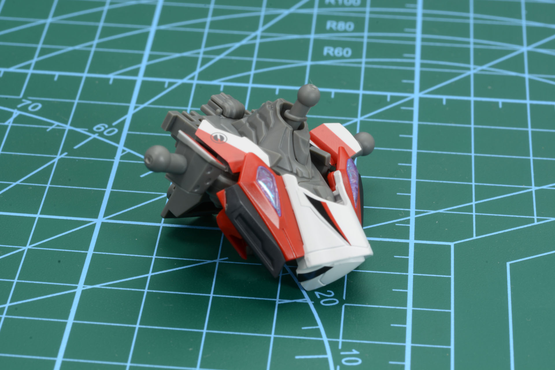 基部にパーツをはめ込んでいく。かっちりと組み上がるのが気持ちいい