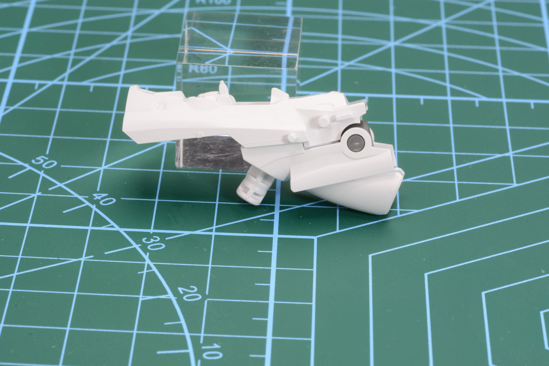 ファイターの機首部分が腹部となる。ちゃんとコクピットに計器板のシールを貼るのが楽しい