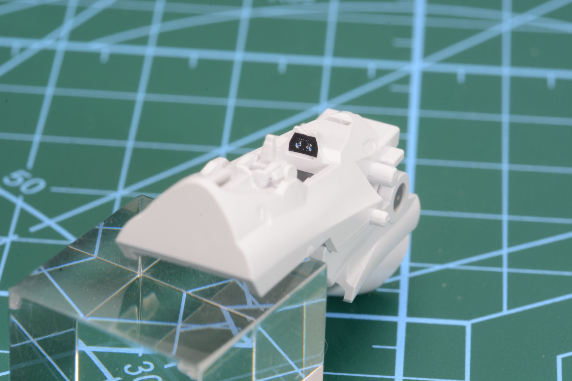 ファイターの機首部分が腹部となる。ちゃんとコクピットに計器板のシールを貼るのが楽しい