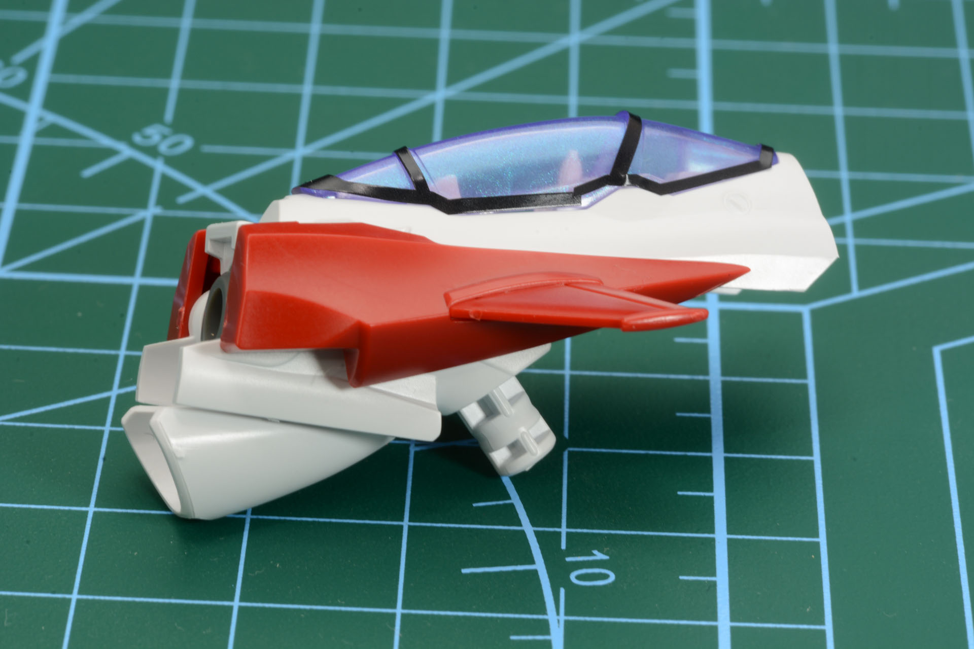 キャノピーを付けるとコクピットらしさが強まる。キャノピーの枠はシールで表現