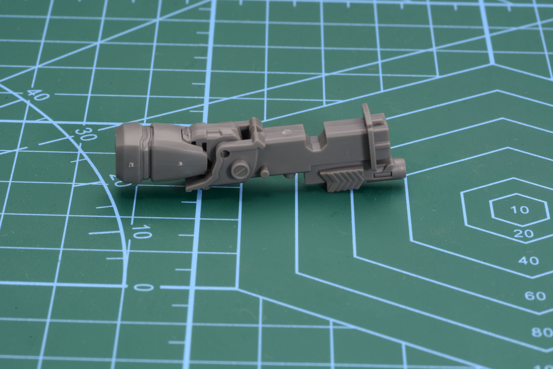 フレームに外装を取り付けていく