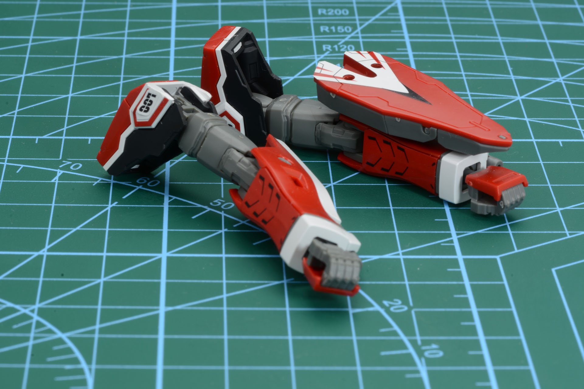 シールドや手首パーツ、肩も取り付ける