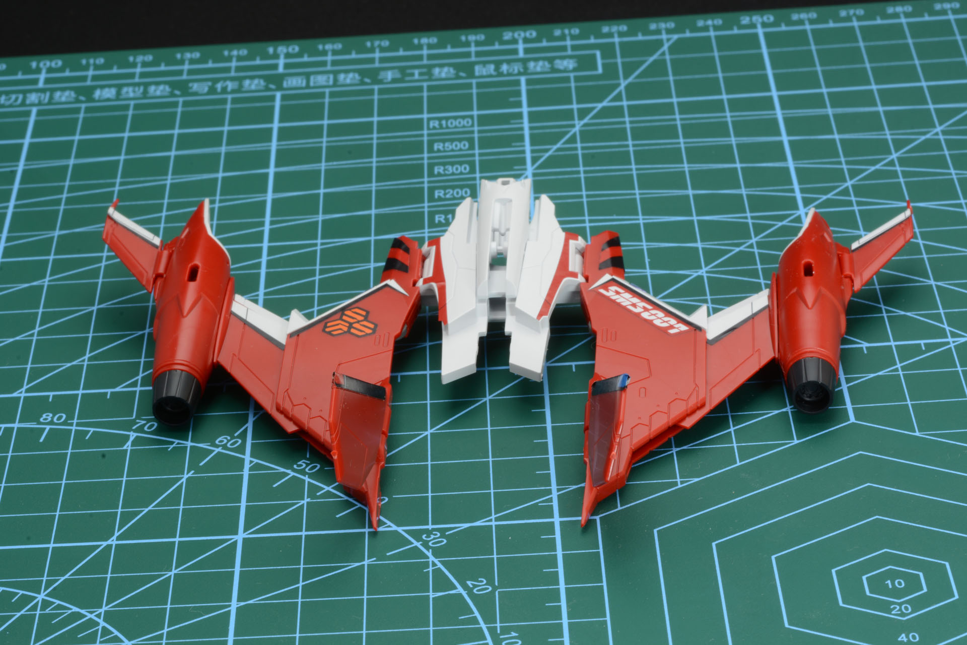 こちらは翼を拡げた状態