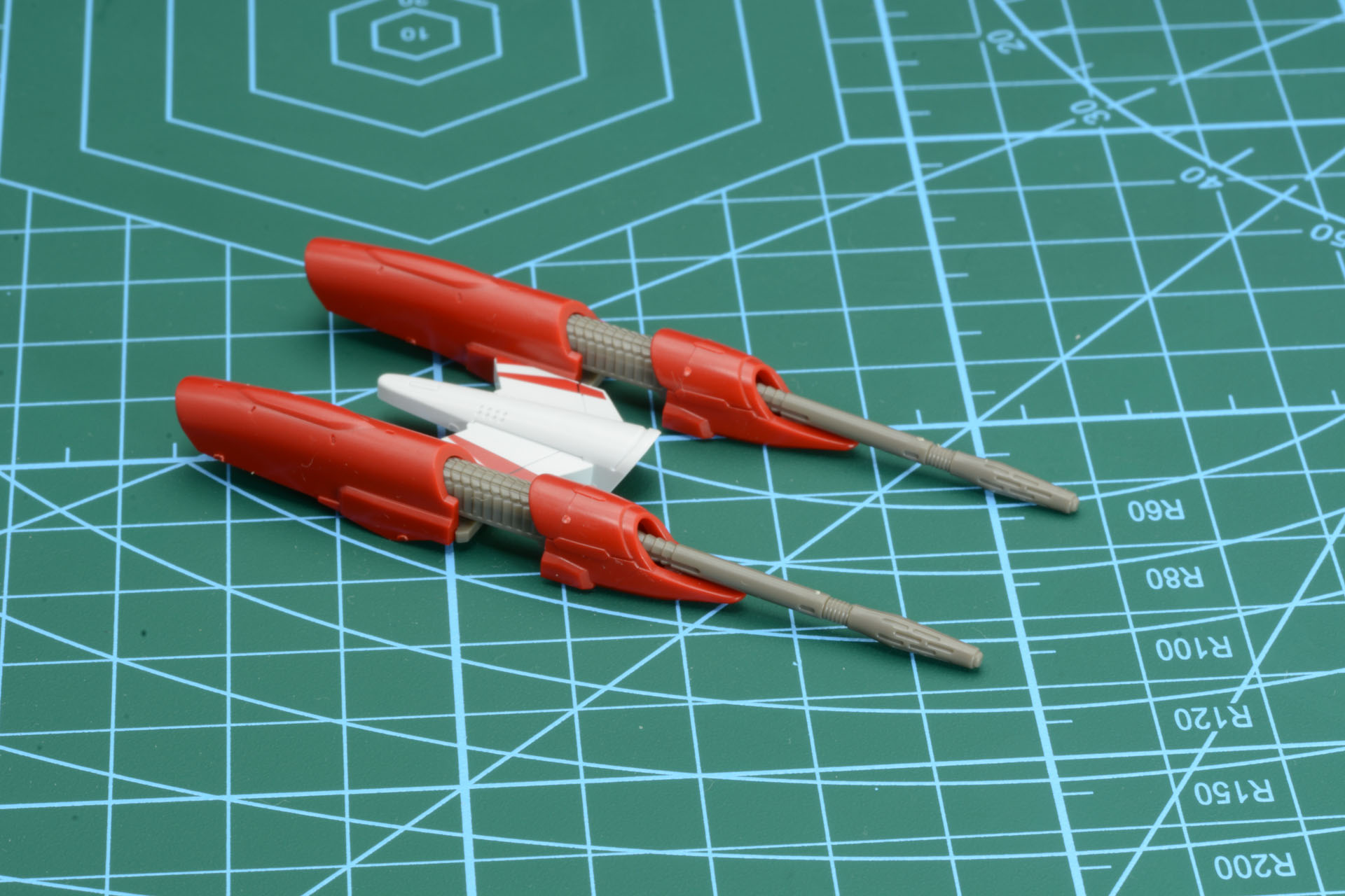 ビーム砲を伸張すると大きくシルエットが変わる