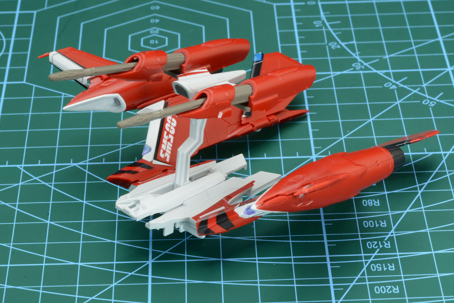 背部ユニットへはアームを介して取り付ける