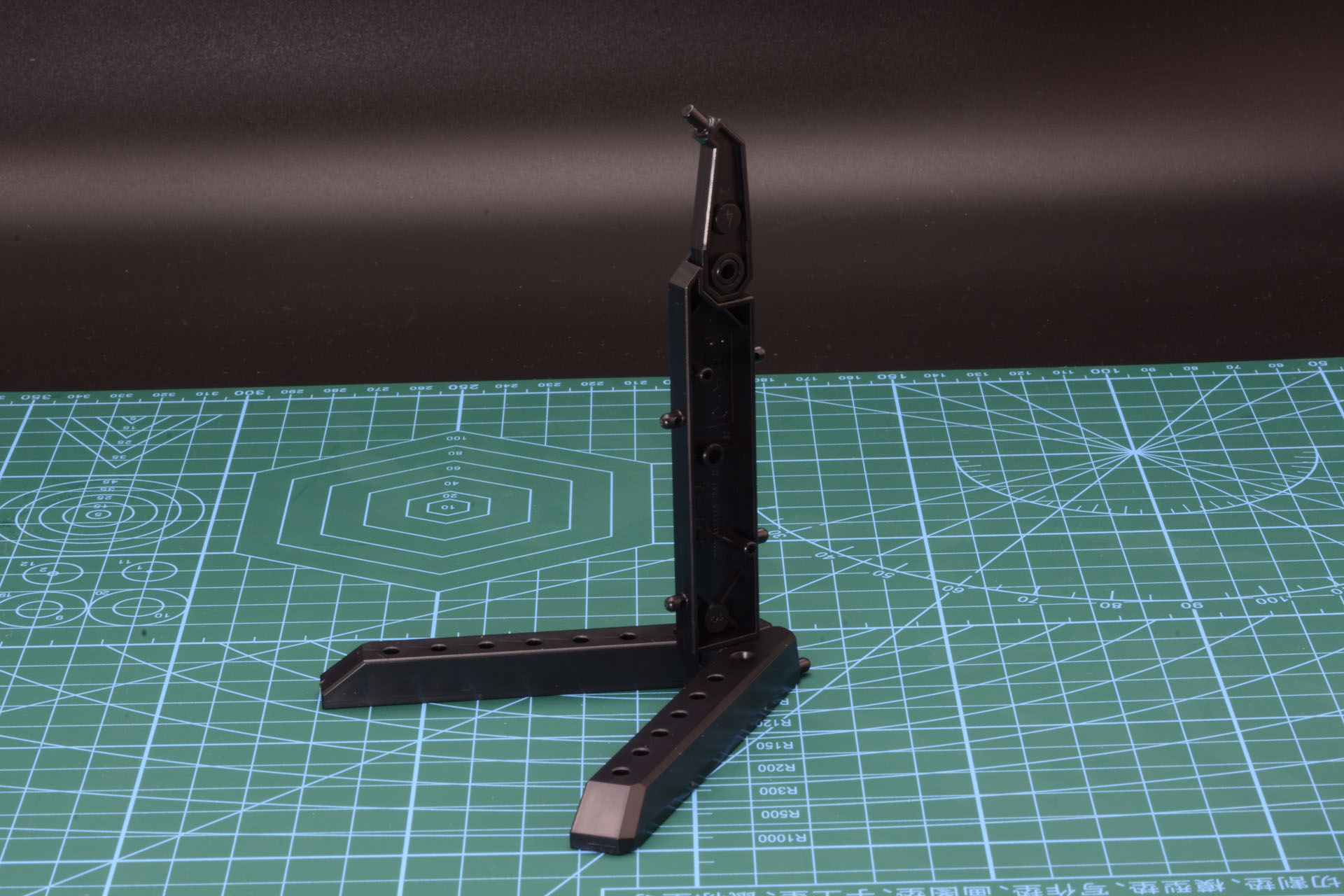 支柱パーツを組み立てる