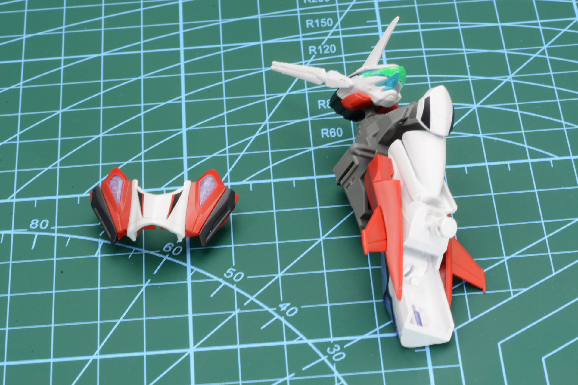 胴体パーツから胸部分を外しておく