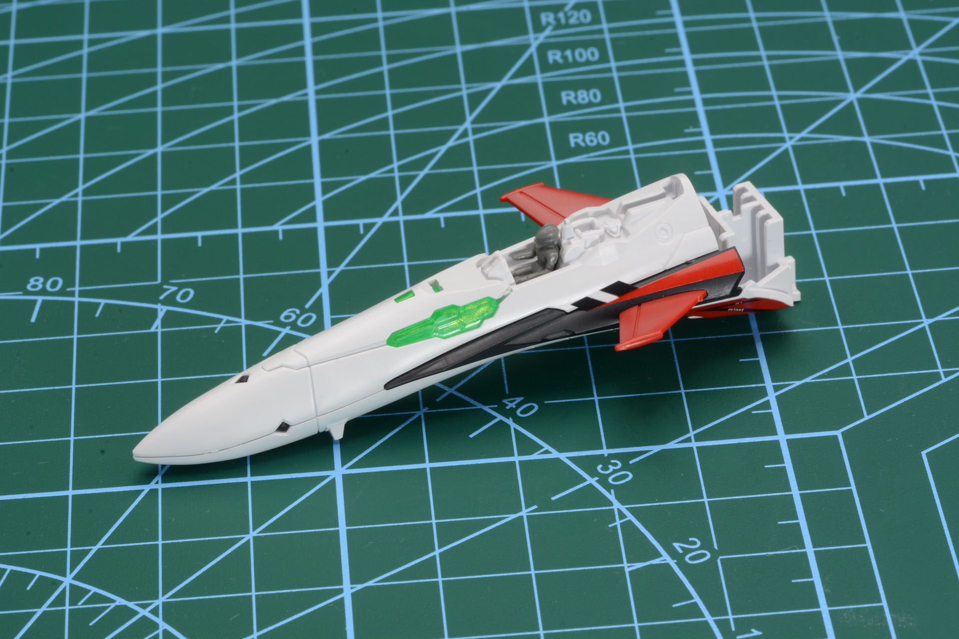 機首パーツ。コクピットにはパイロットフィギュアを乗せる。キャノピーをかぶせれば完成だ