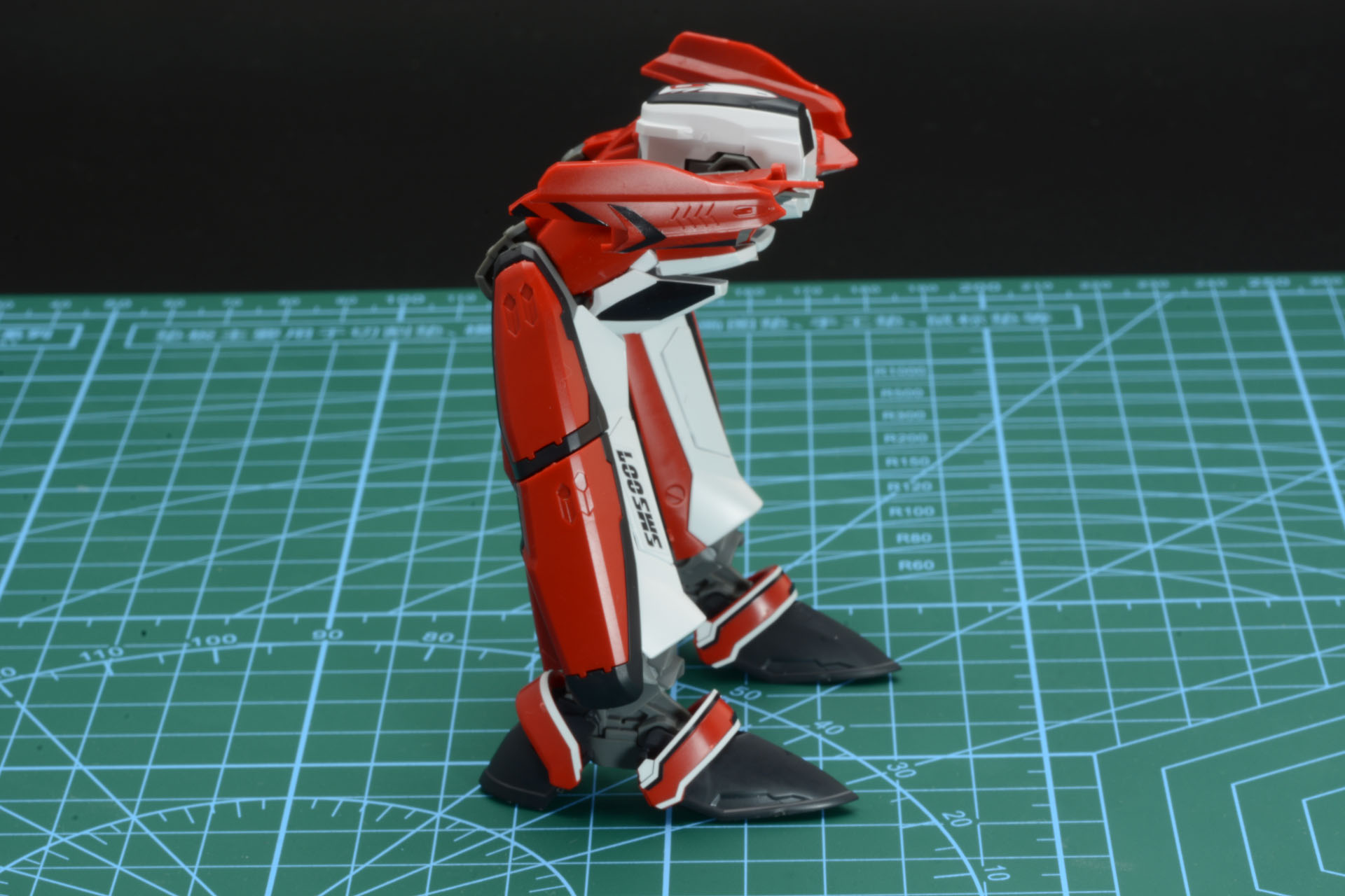 脚パーツを鳥の脚のような逆関節に変形。