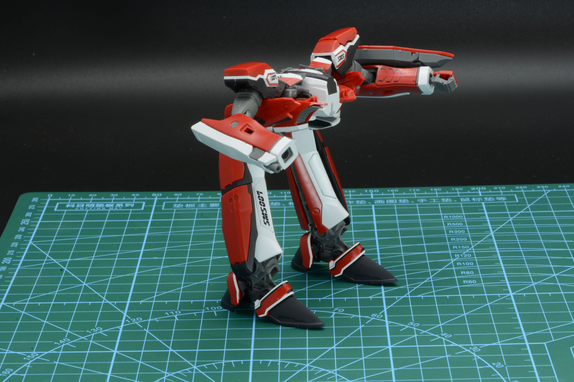 腕パーツを組み合わせると、ガウォークらしいシルエットに