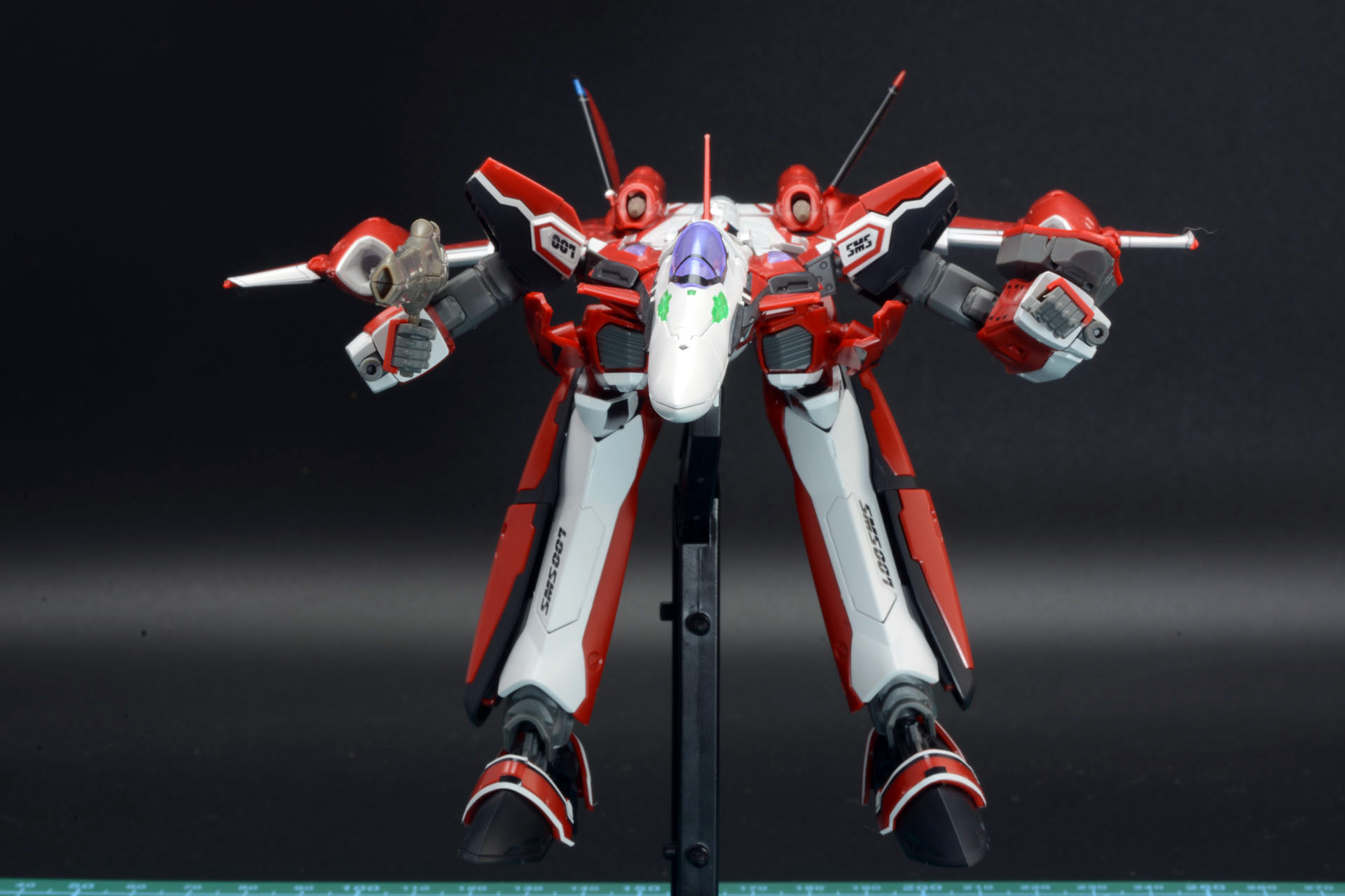 脚パーツを鳥の脚のような逆関節に変形。