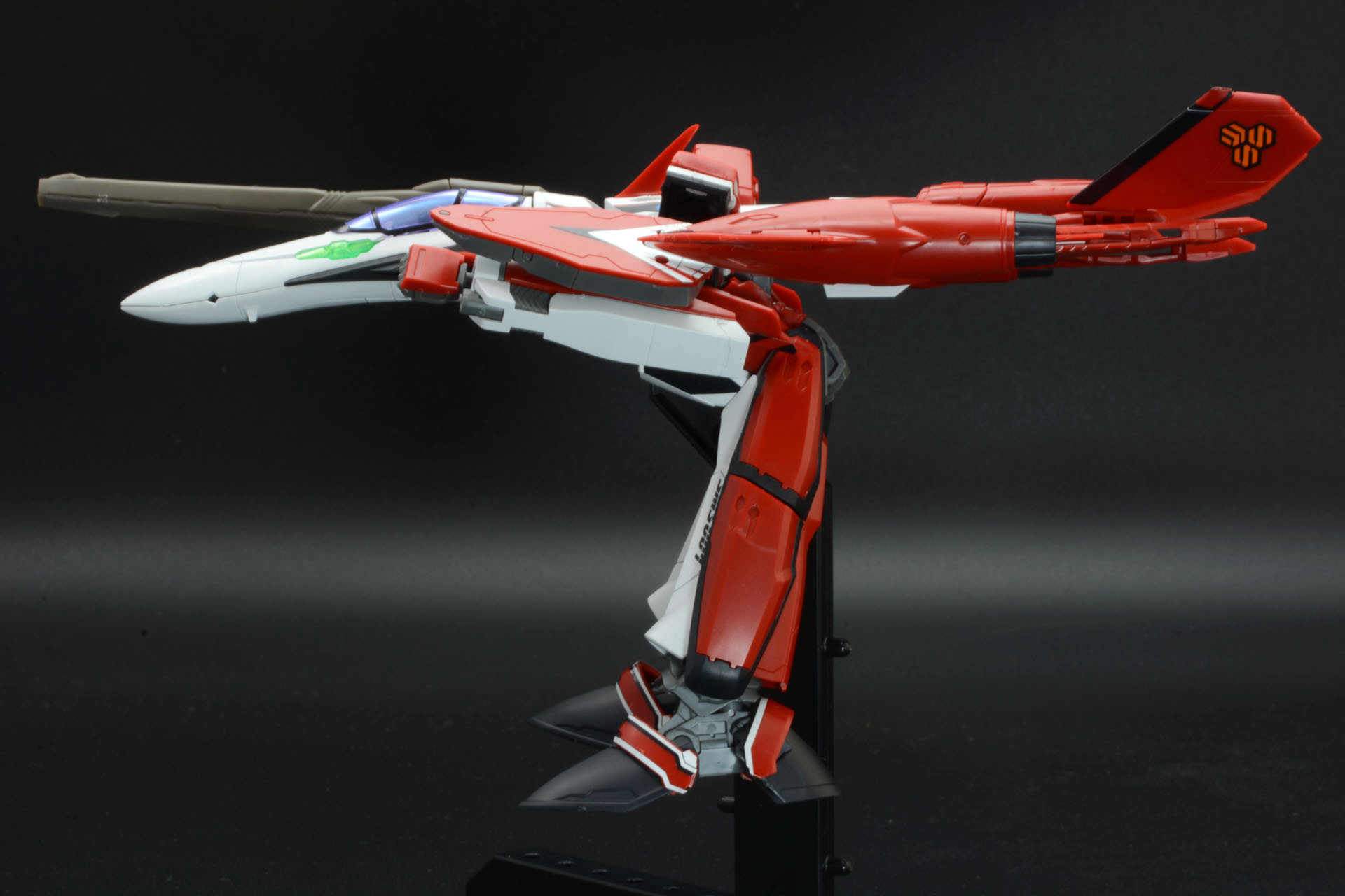 腕パーツを組み合わせると、ガウォークらしいシルエットに