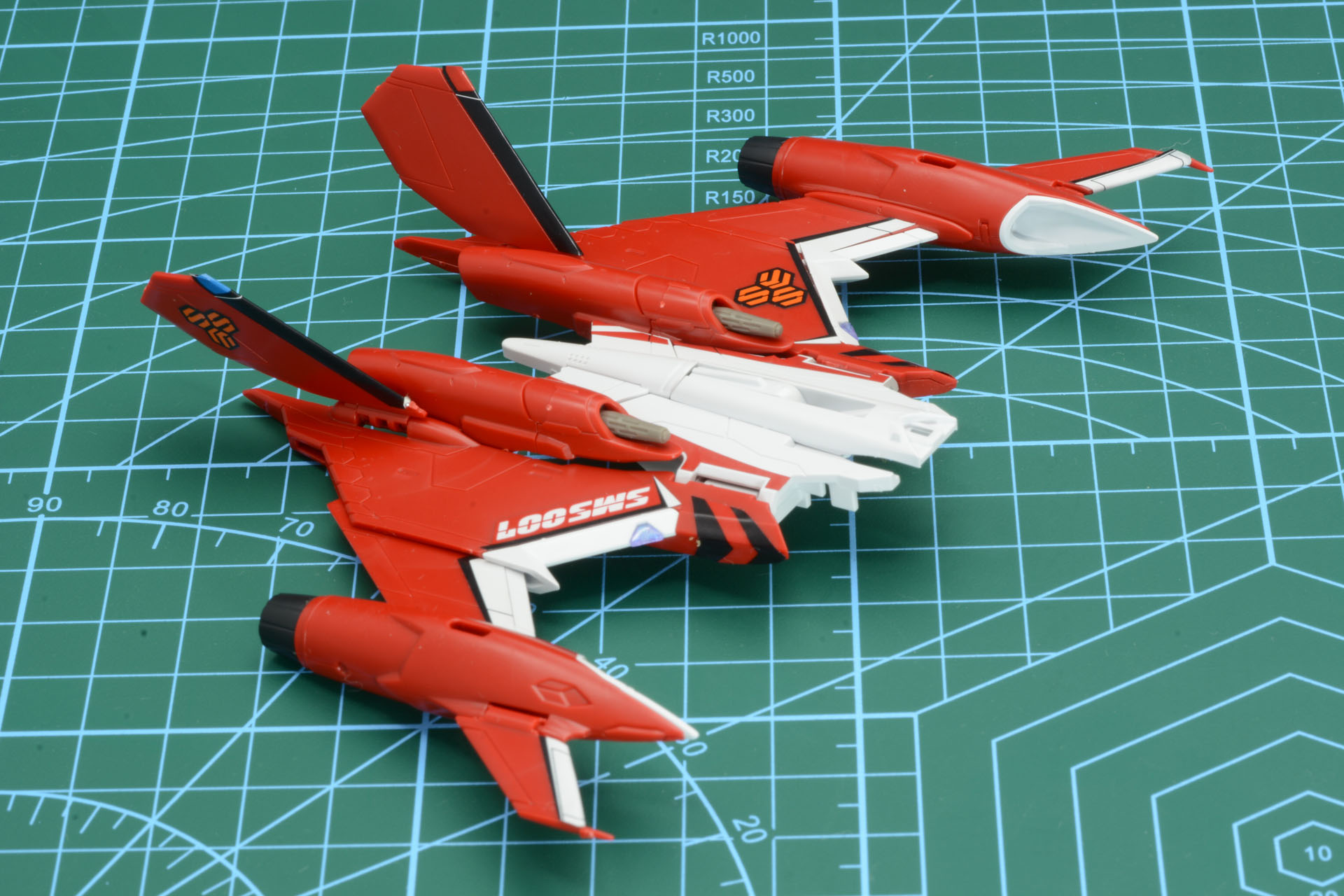 背中パーツを変形、翼を拡げる