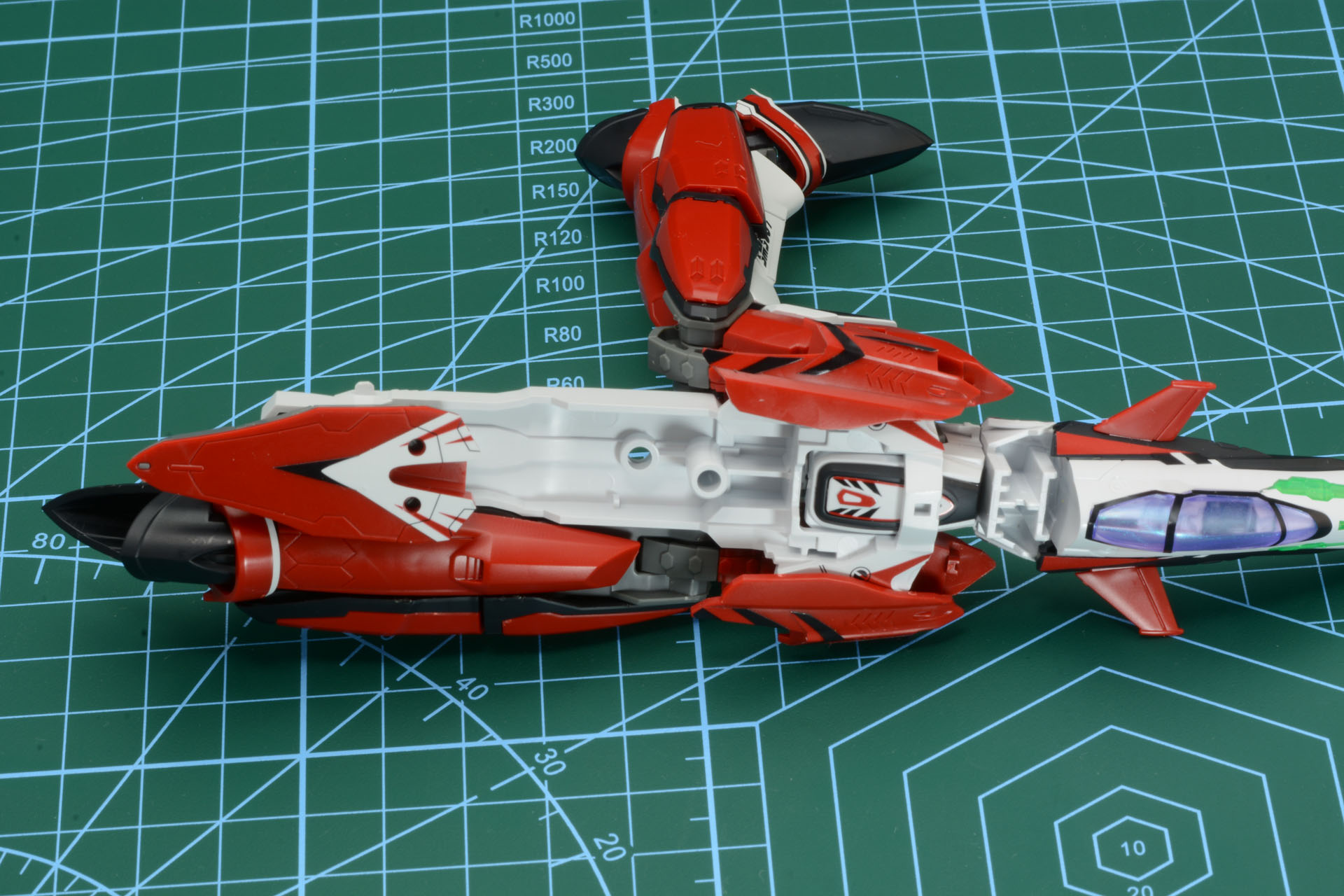 腕パーツ、機首パーツ、脚パーツを組み合わせ、脚パーツを変形、腕パーツで固定していく