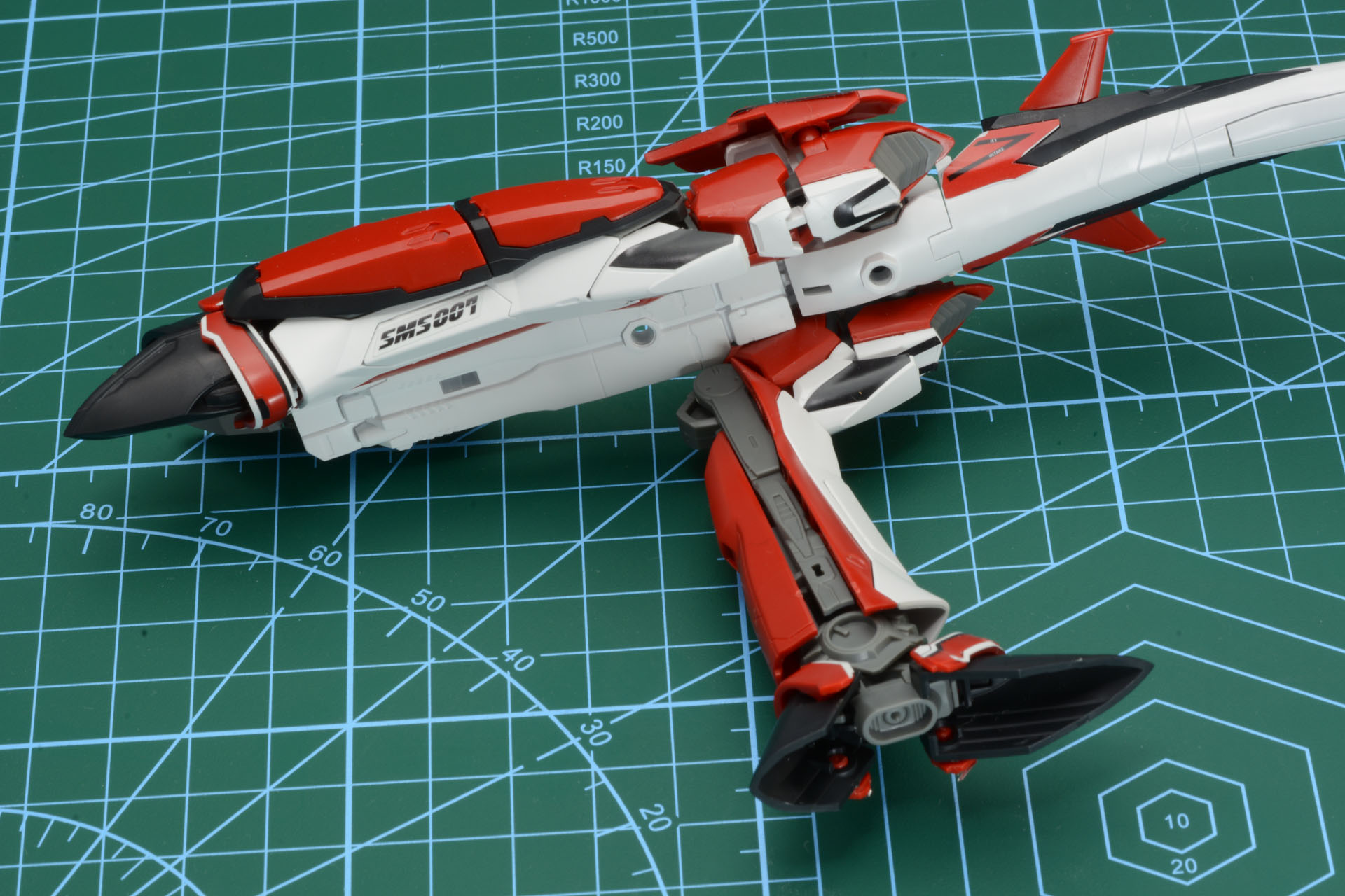 腕パーツ、機首パーツ、脚パーツを組み合わせ、脚パーツを変形、腕パーツで固定していく