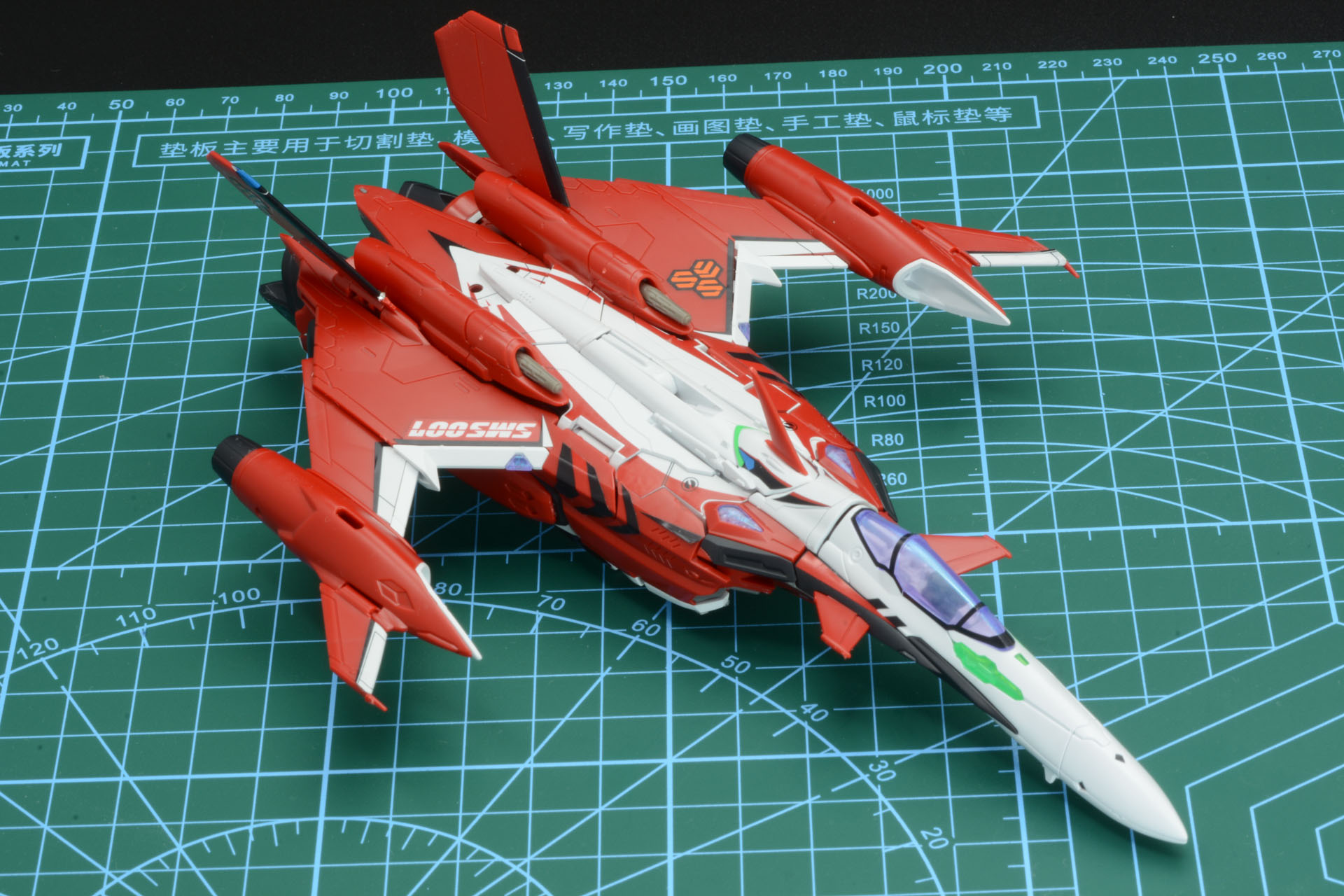 背中パーツ、頭パーツを取り付けて、ファイター形態完成だ