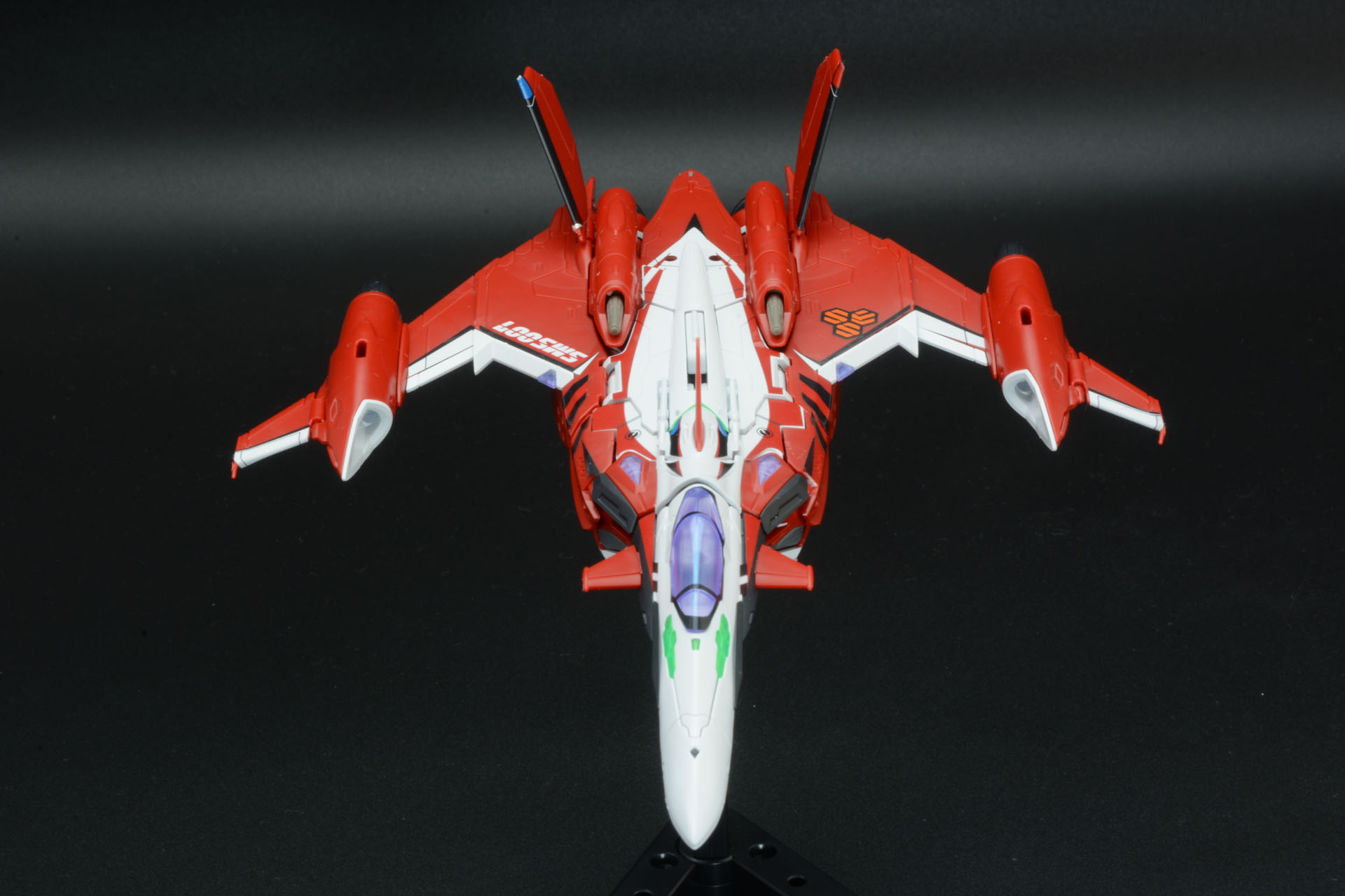 前進翼、赤いカラーリング、YF-29のファイター形態は強いインパクトのあるデザインだ