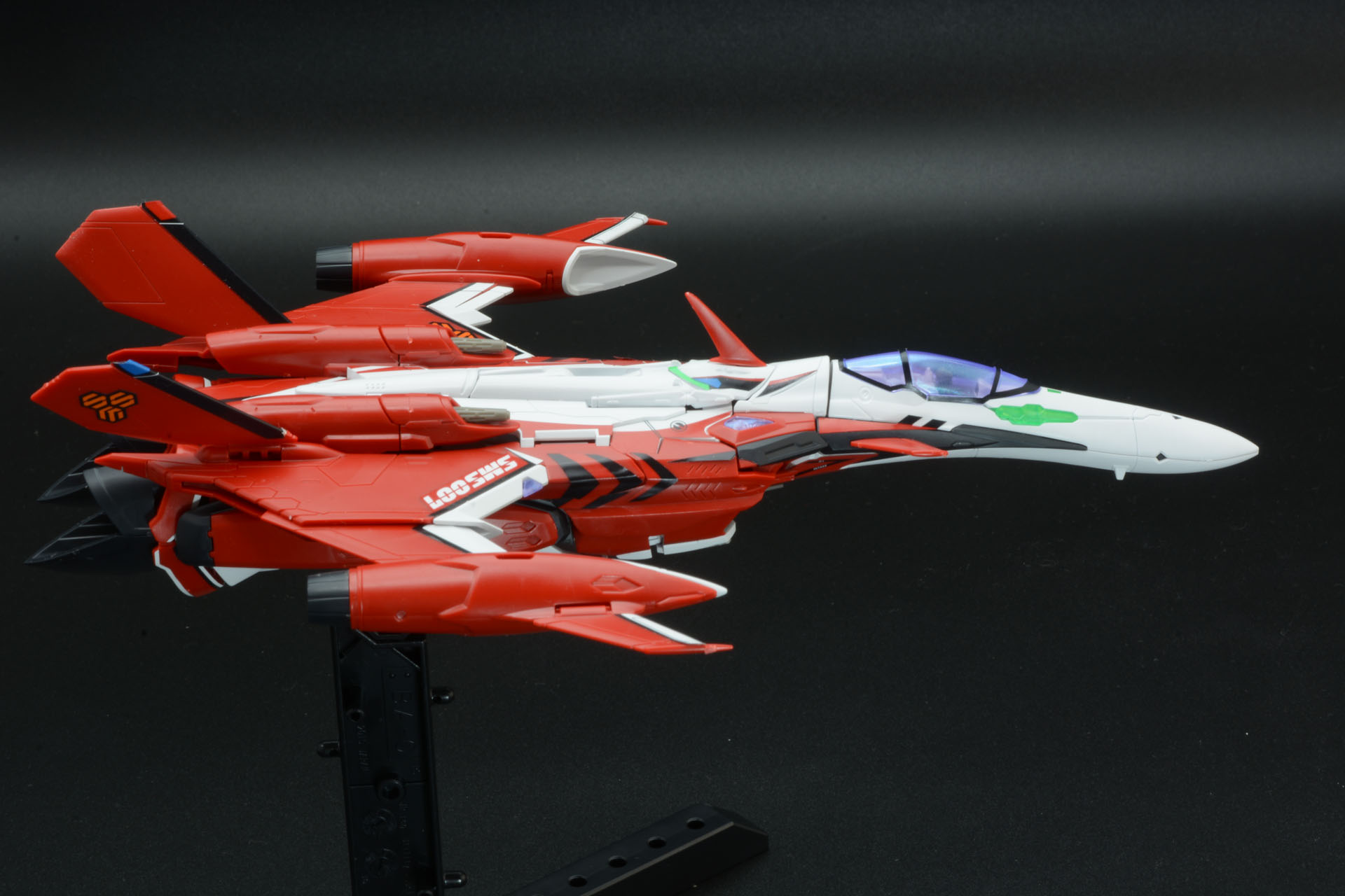 前進翼、赤いカラーリング、YF-29のファイター形態は強いインパクトのあるデザインだ