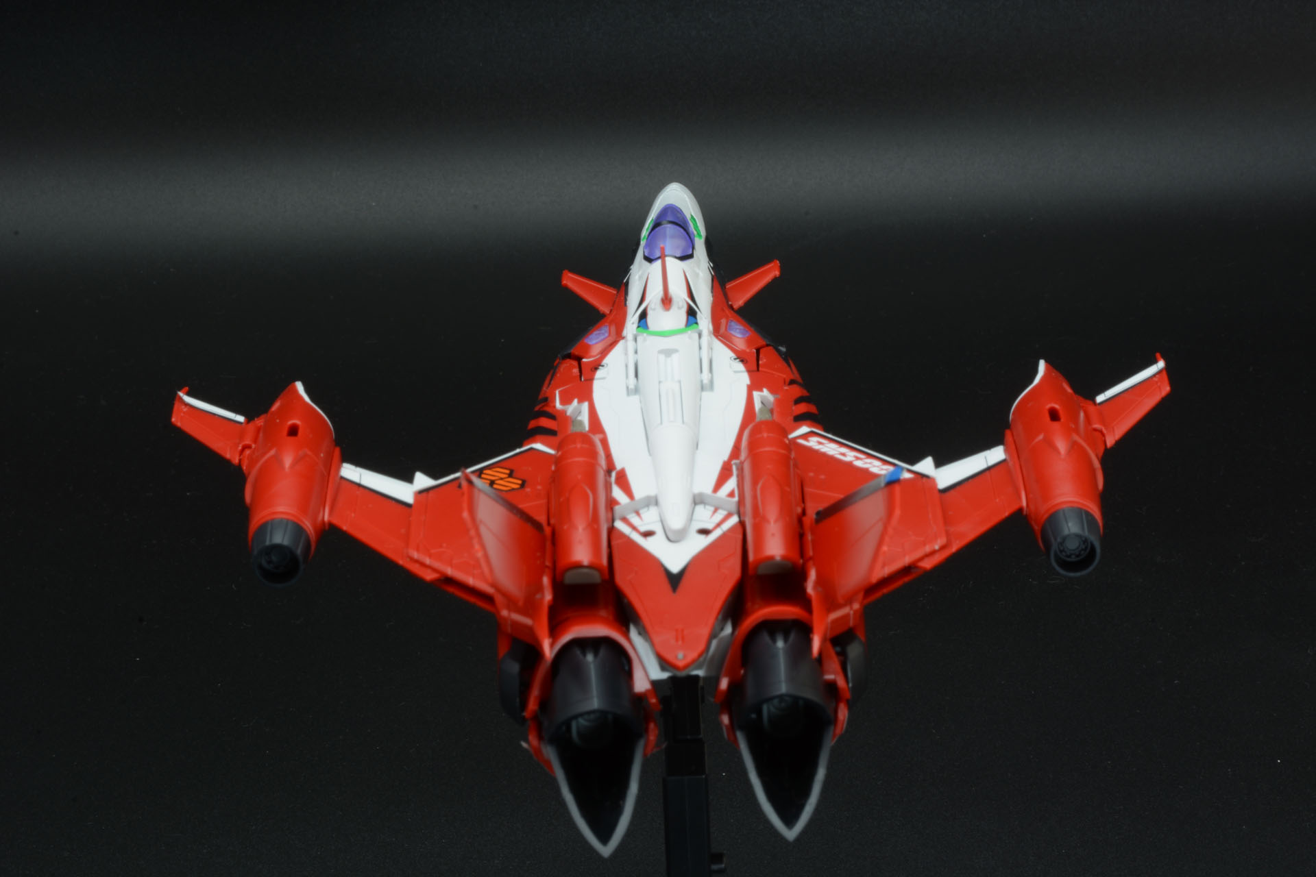 前進翼、赤いカラーリング、YF-29のファイター形態は強いインパクトのあるデザインだ