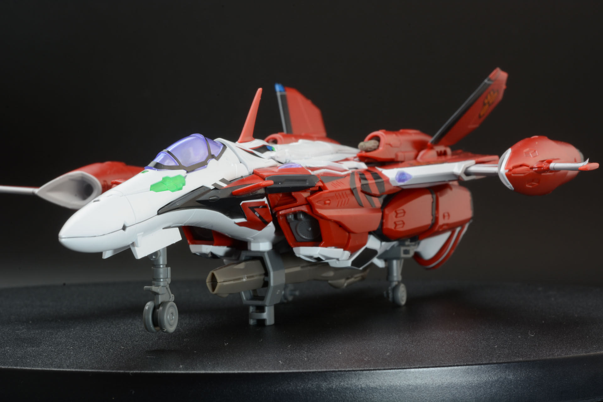 カバーを開けランディングギアパーツを装着。ガンポッド懸架パーツも用意されている