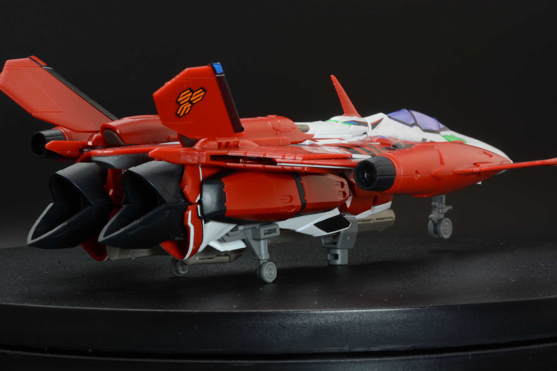 カバーを開けランディングギアパーツを装着。ガンポッド懸架パーツも用意されている