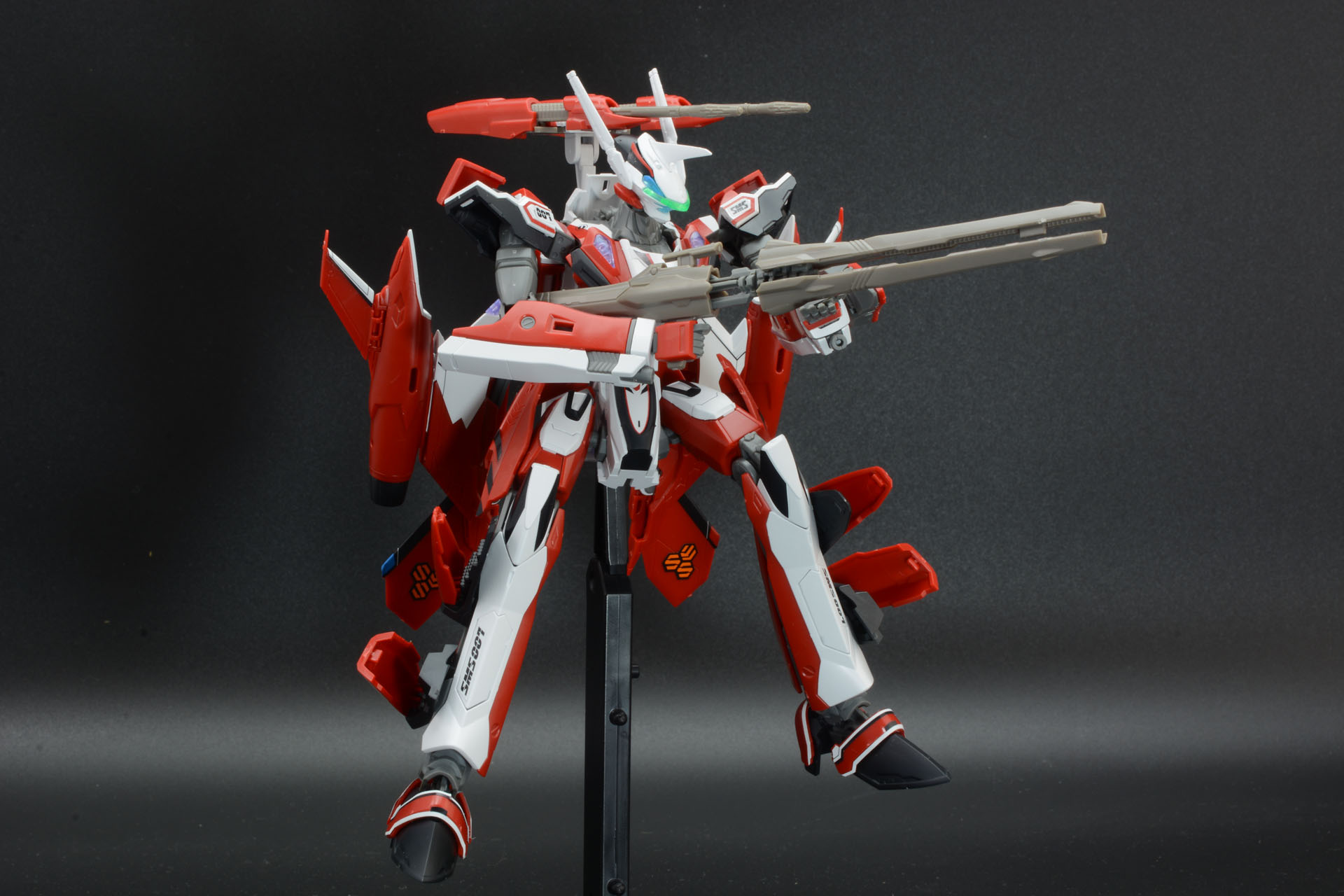 肩と足、ミサイルポッド展開