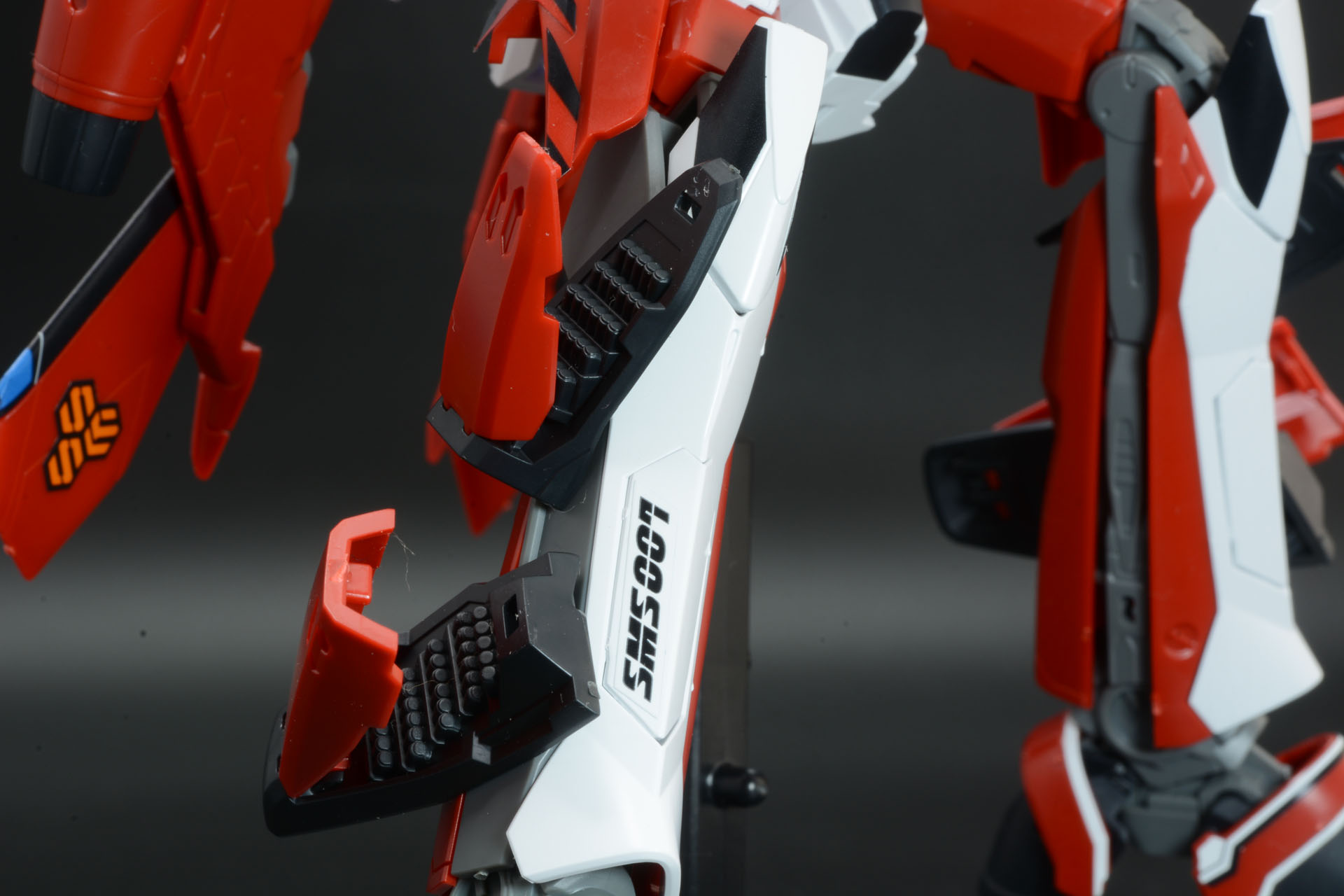 肩と足、ミサイルポッド展開