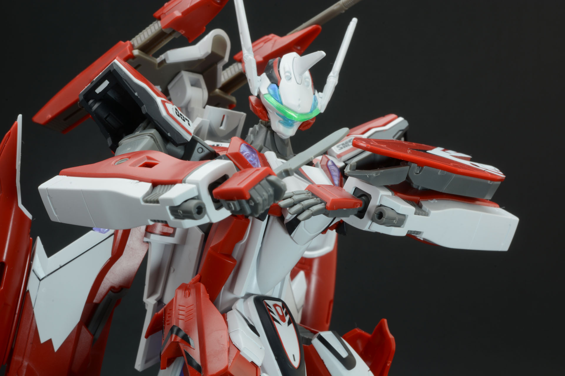 盾からナイフを取り出す。VF-25から受け継がれるギミック。