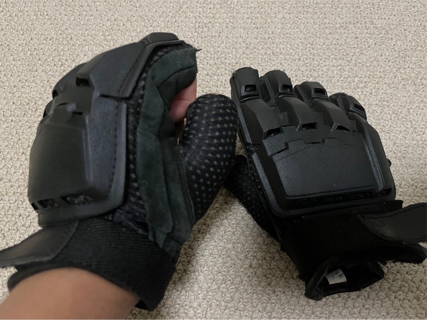 筆者が長年使用しているタクティカルグローブ。「指に（BB弾が）当たったら痛いのでは……？」と心配する方もいると思うが、握り込むと弾に直接当たる箇所は極端に減る。たしかに極稀には当たるが、記憶するかぎりほとんどない。