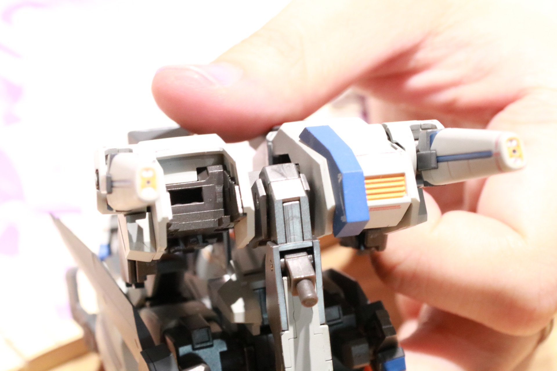 プロトZZガンダムはミサイルポッドを搭載していないが、コンテナ部分は取り外しができる設計