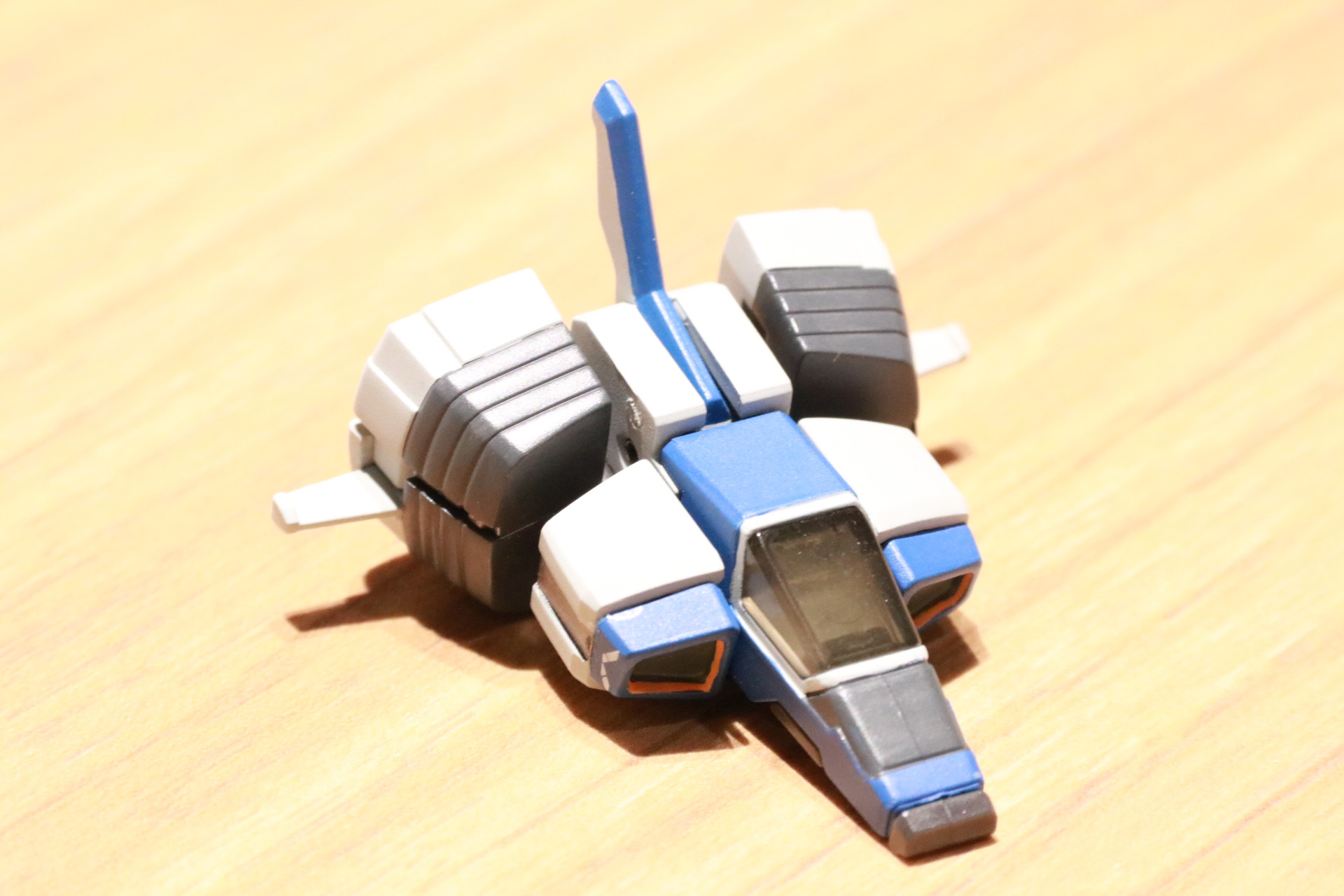 小さいがかっちり変形するコアファイター。カラーリングも試作機らしい雰囲気