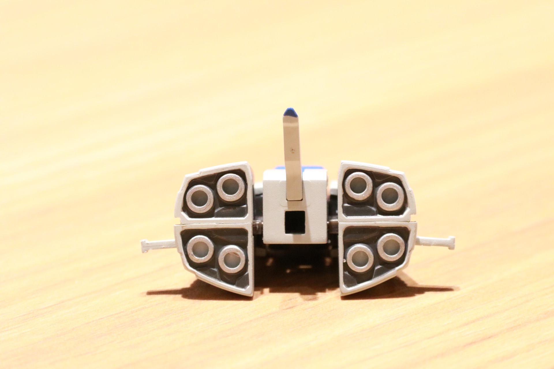 小さいがかっちり変形するコアファイター。カラーリングも試作機らしい雰囲気