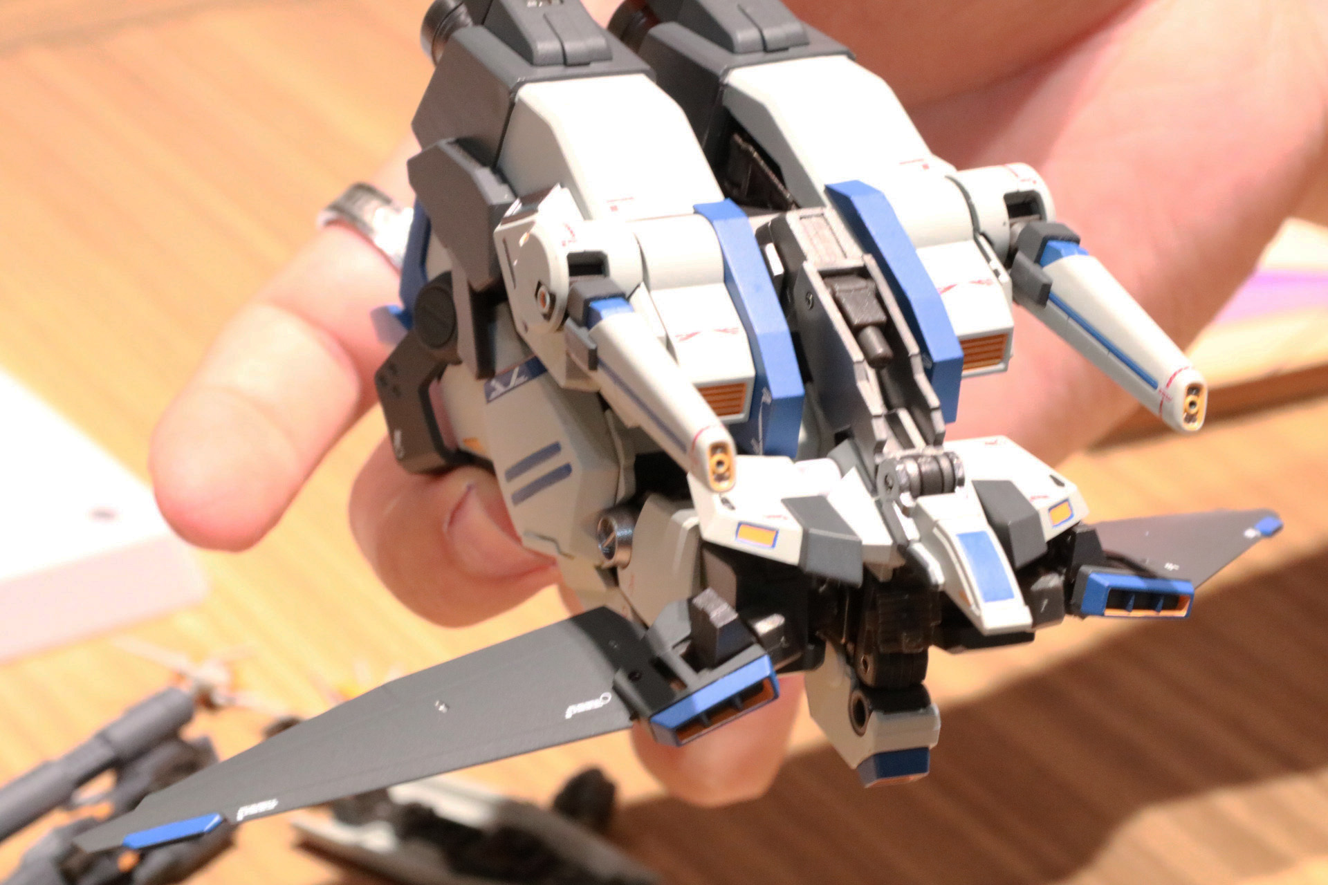 フロントアーマーをコアベース上面に取り付け、バックパックを支える支柱からコクピットブロックを引き出し変形完了