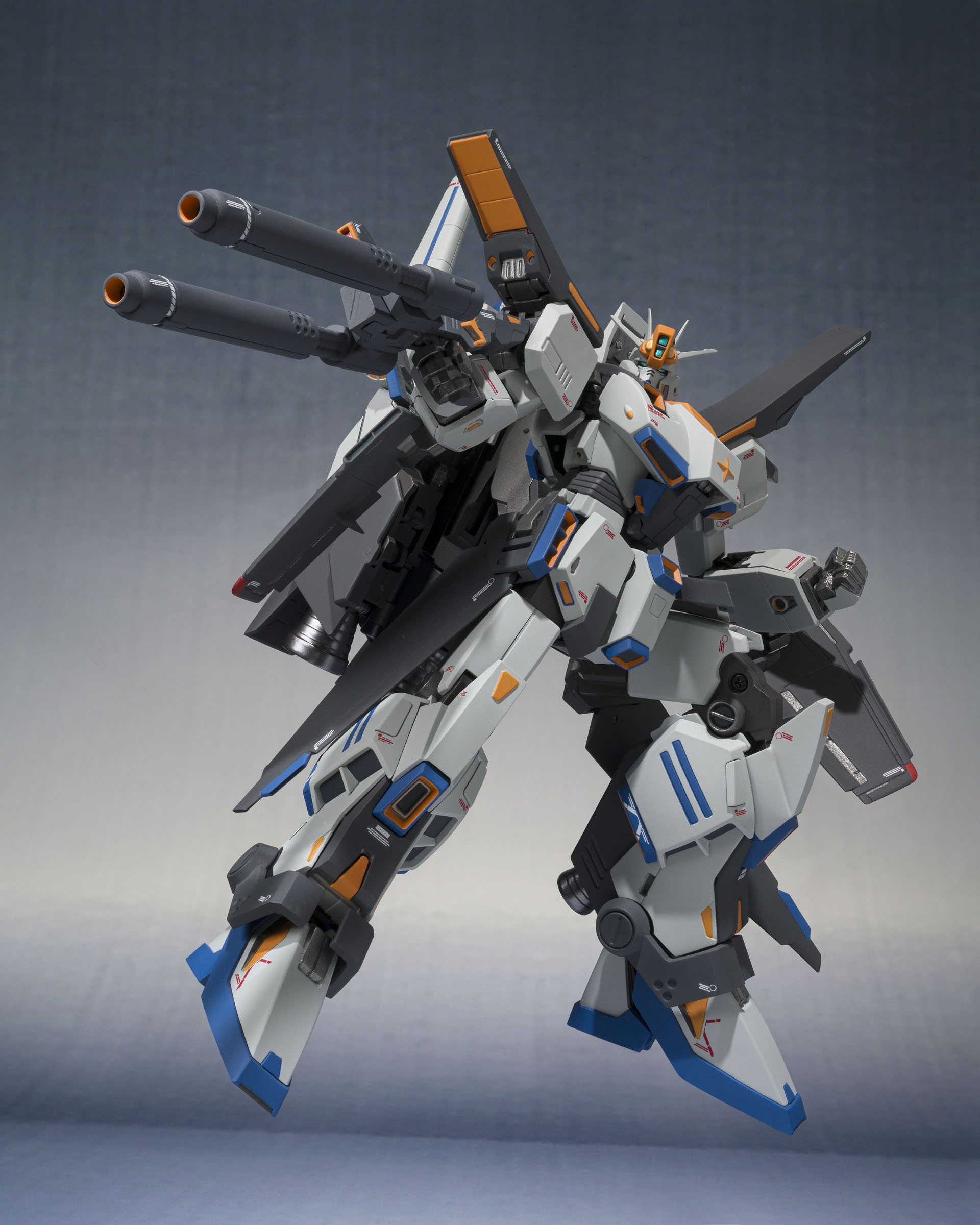 アクションフィギュアとしての可動もしっかりしている。たっぷり楽しめる商品だ