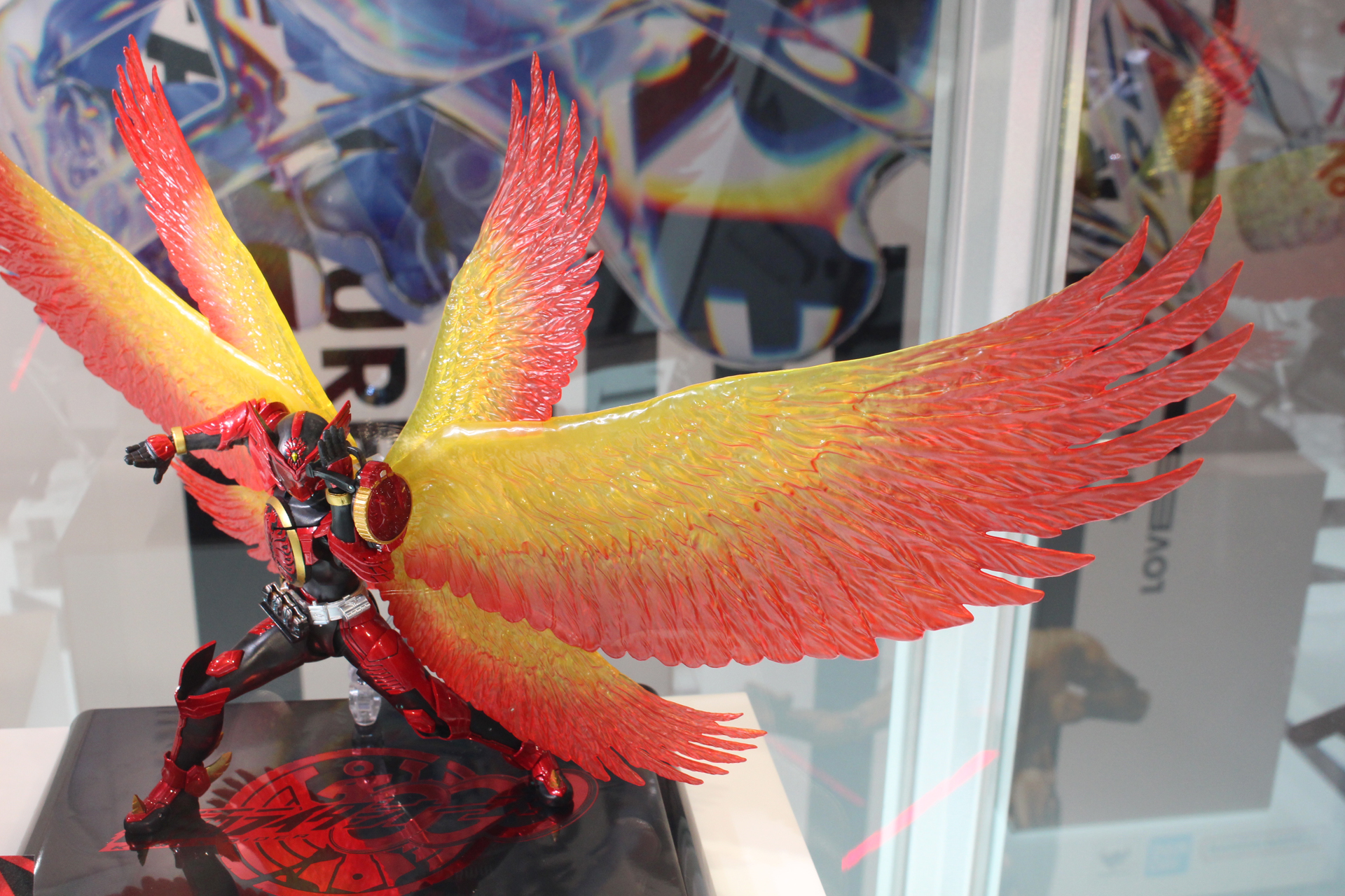 大迫力の6枚の翼