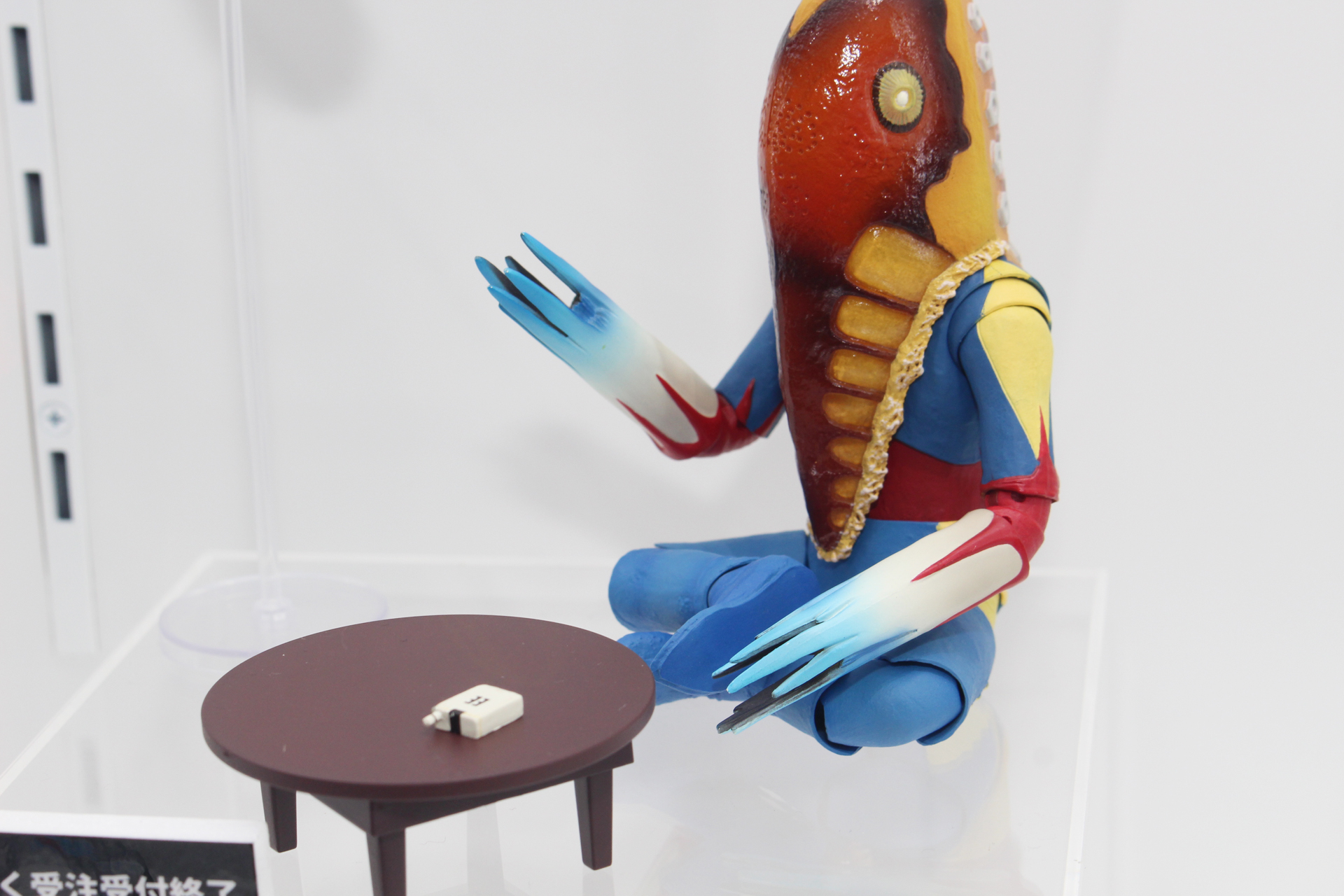 ちゃぶ台と劇中に登場したものと同じデザインのタバコが付属