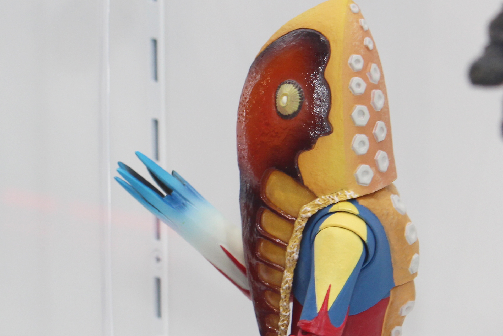 会話をするときに光り輝く腹部の模様やタコの吸盤のようなディテールの背中なども忠実に再現している