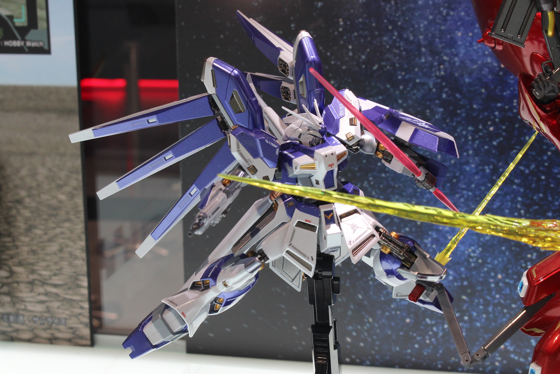 「METAL ROBOT魂 Hi-νガンダム ～AMURO' SPECIAL COLOR～」。参考出品。価格、発売日は未定