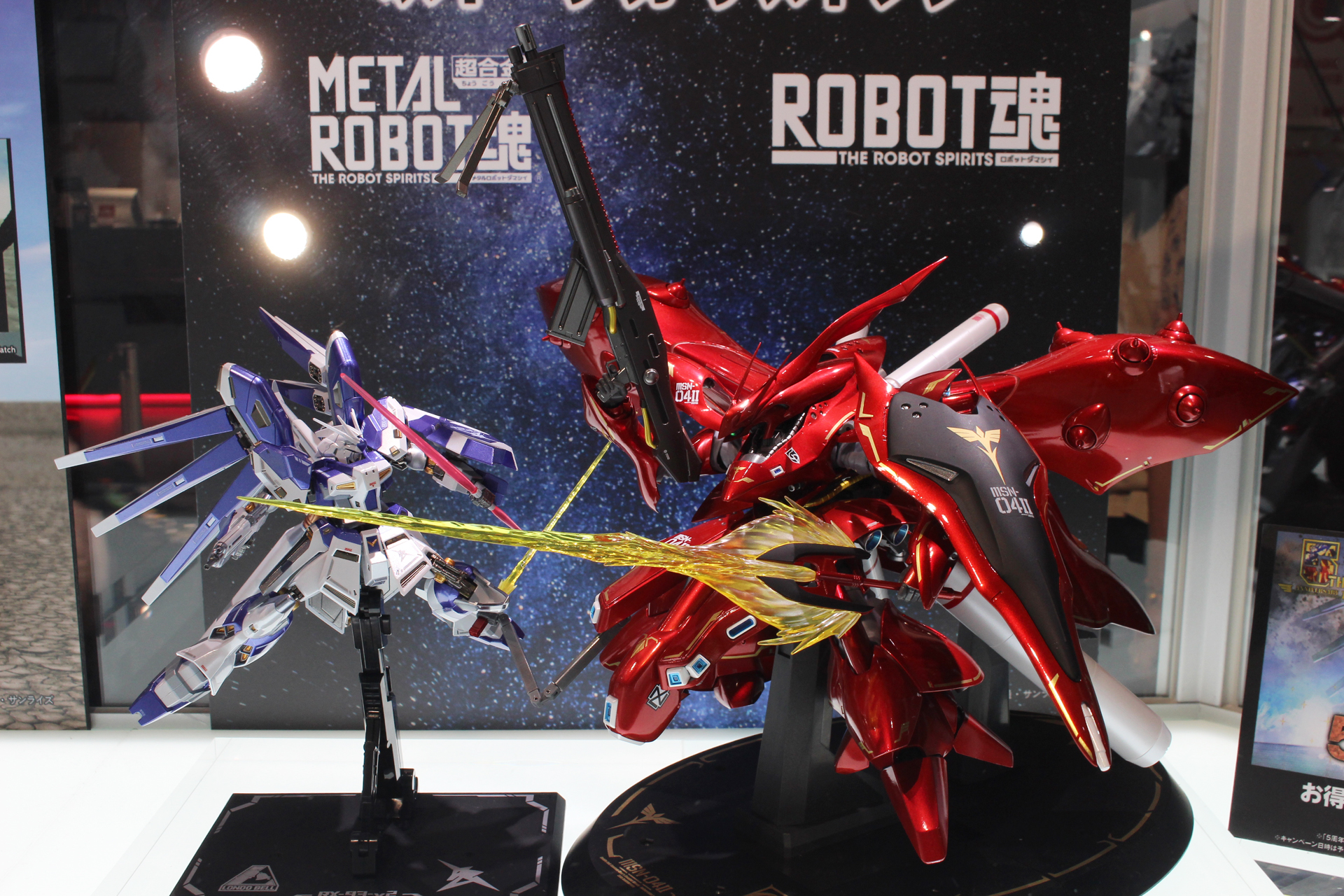 TAMASHII NATIONS STORE TOKYOでは、「ROBOT魂 ＜SIDE MS＞ ナイチンゲール ～CHAR’s SPECIAL COLOR～」（右）と対で展示されていた