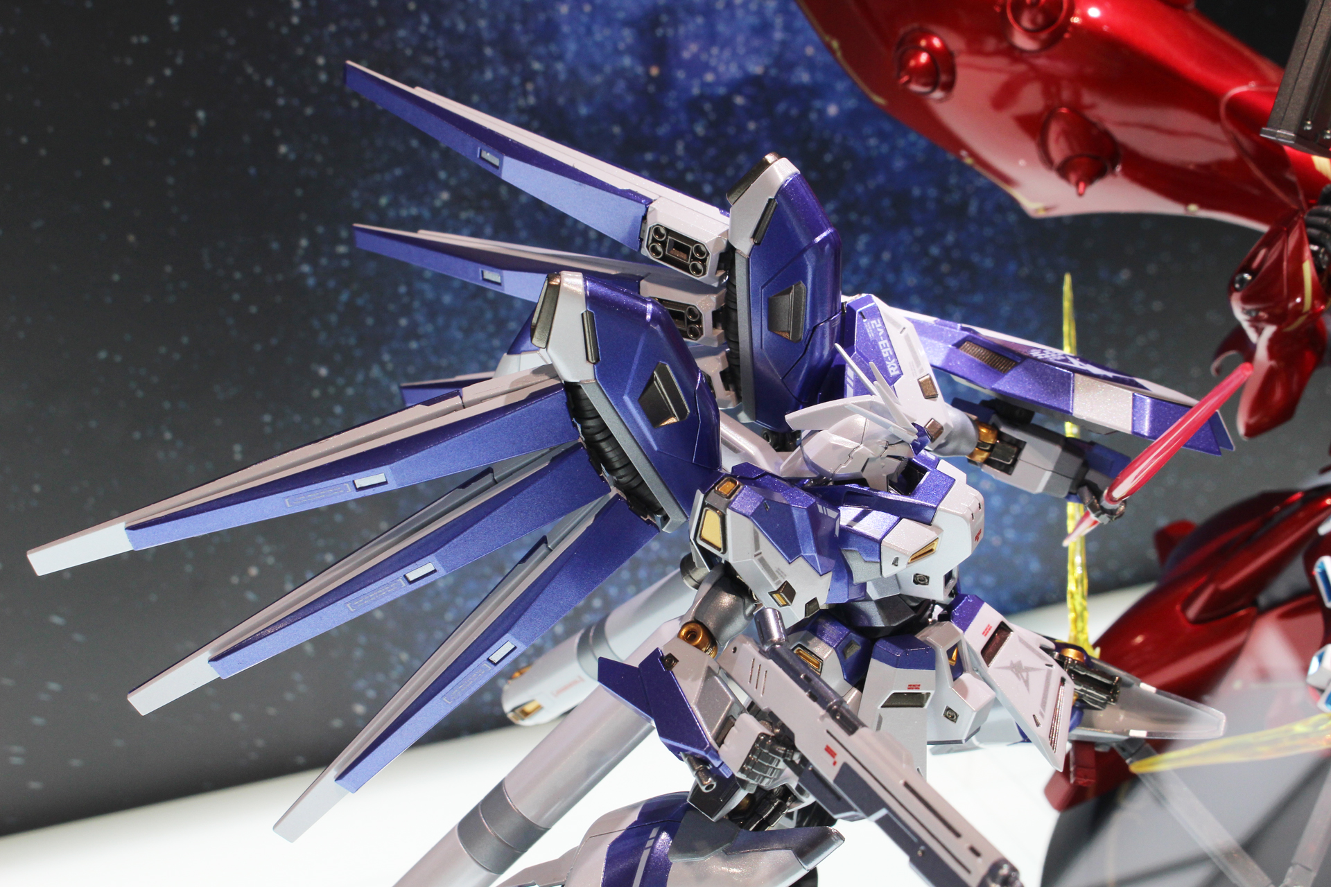 「METAL BUILD」シリーズで発売されたHi-νガンダムともまた違う造形だ