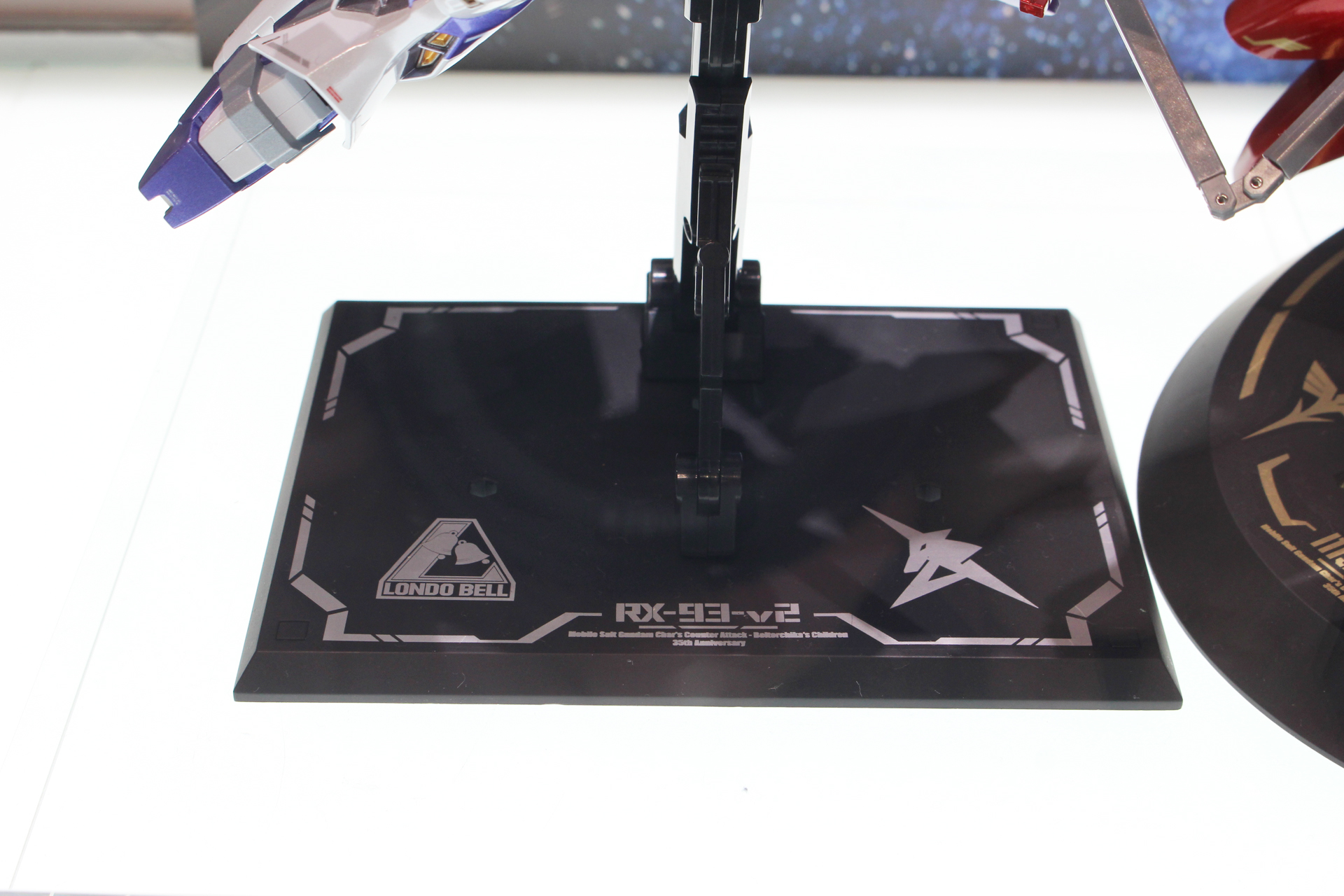 台座はロンドベルとアムロのマークがあしらわれた新しいデザインに