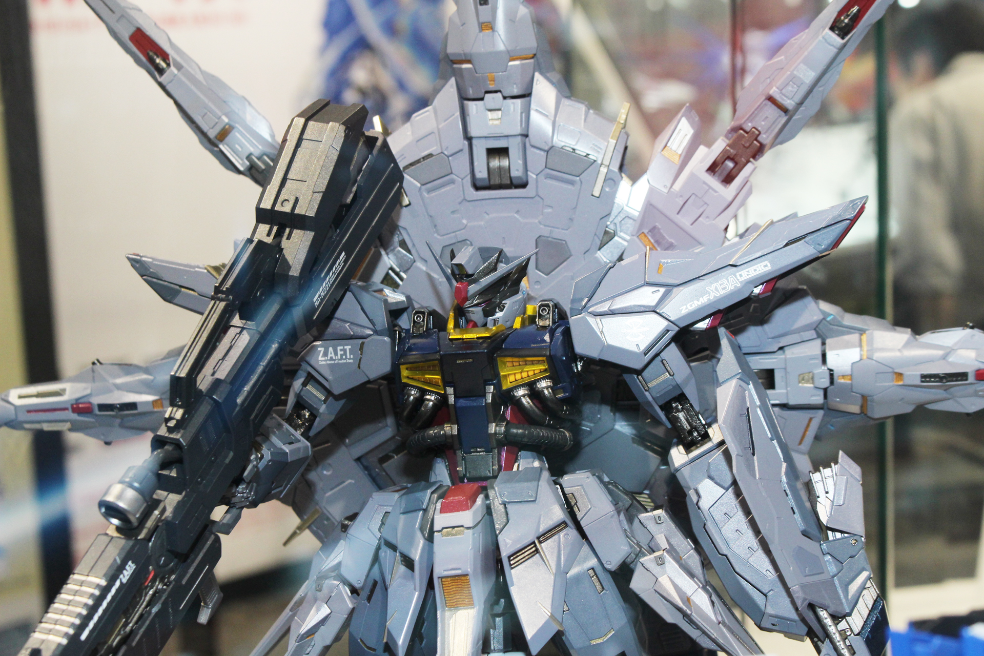 半光沢のグレーのカラーリングが渋い