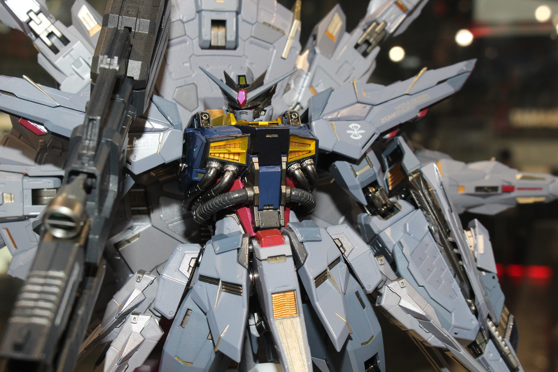 要所に覗く金属パーツがアクセントとなった設計