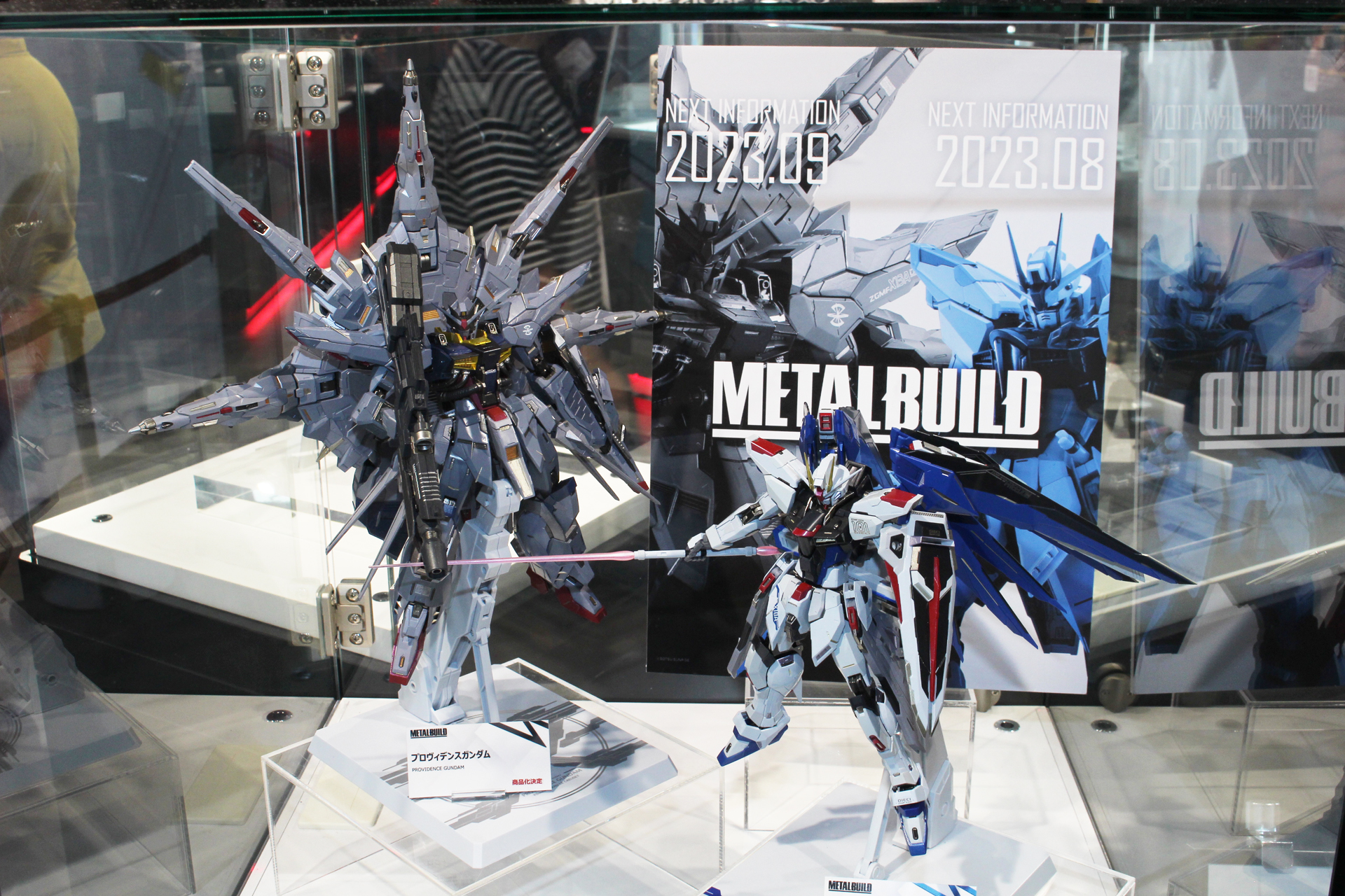 同じく新情報が発表予定のフリーダムガンダムと並んで展示されていた