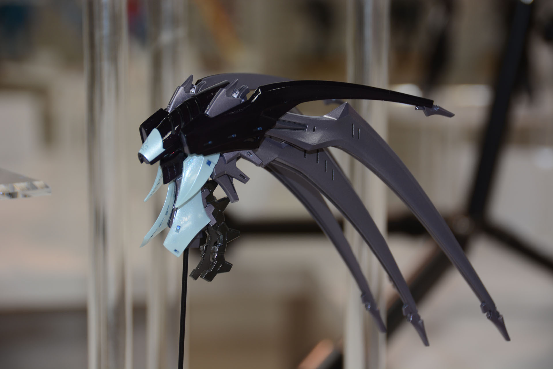 「HSGK 1/72 デモール・ゾロ」。非人間型ファティマ「エトラムル」を搭載するコクピットのため頭部の形状が異なる