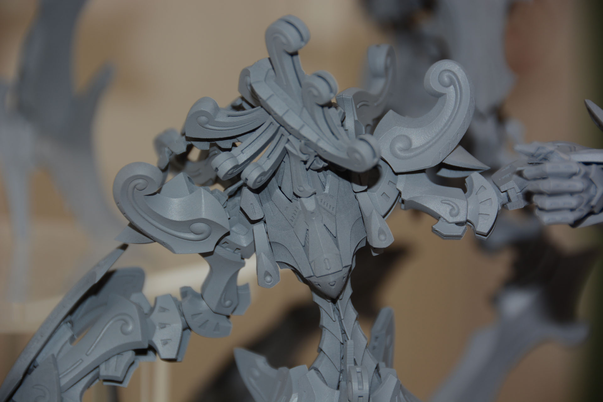 くるりと円を描くダッカス独特のデザイン。鬼瓦や勾玉をモチーフとしているという