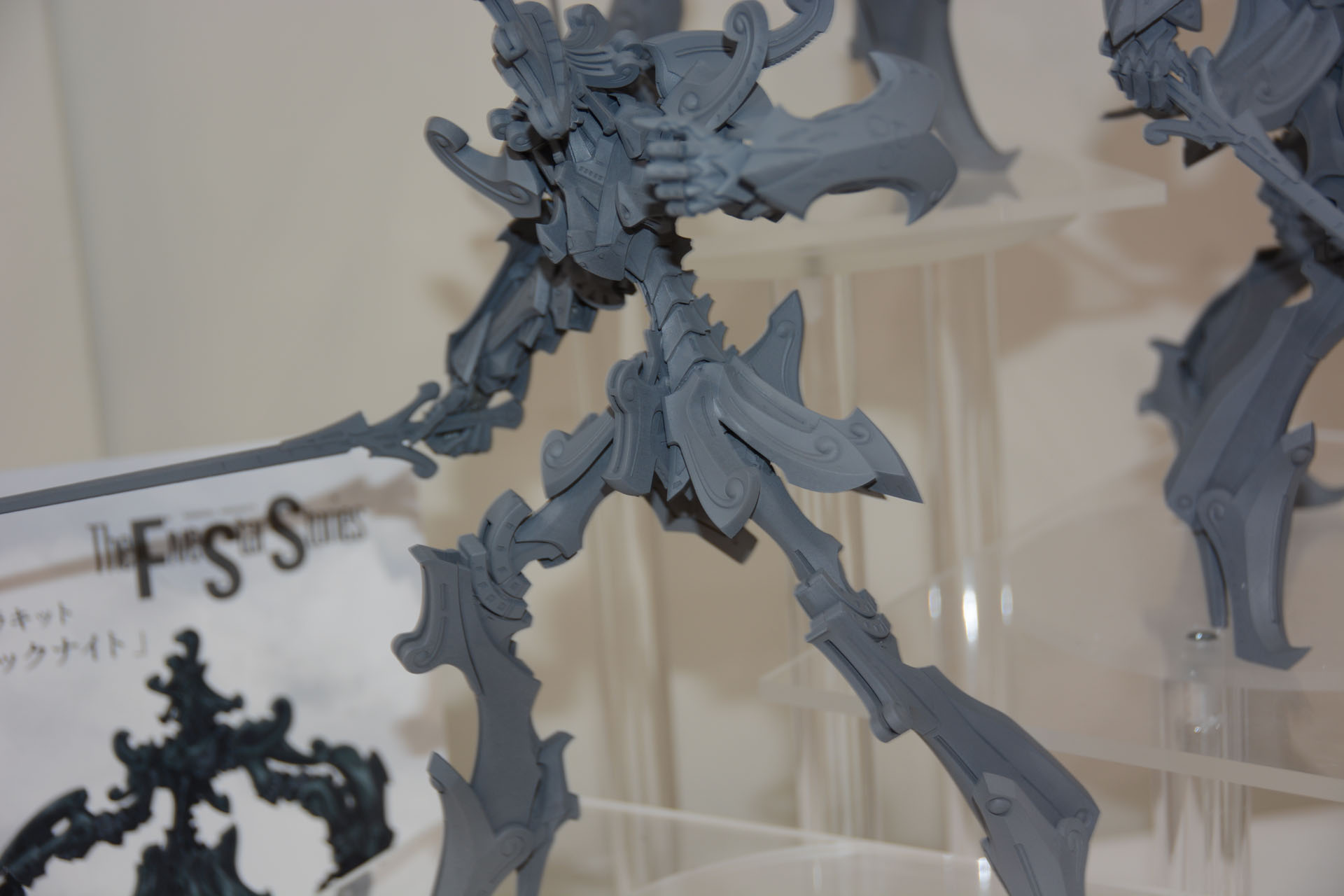 くるりと円を描くダッカス独特のデザイン。鬼瓦や勾玉をモチーフとしているという