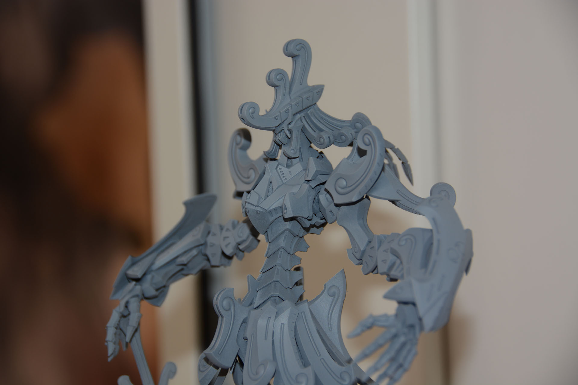 くるりと円を描くダッカス独特のデザイン。鬼瓦や勾玉をモチーフとしているという