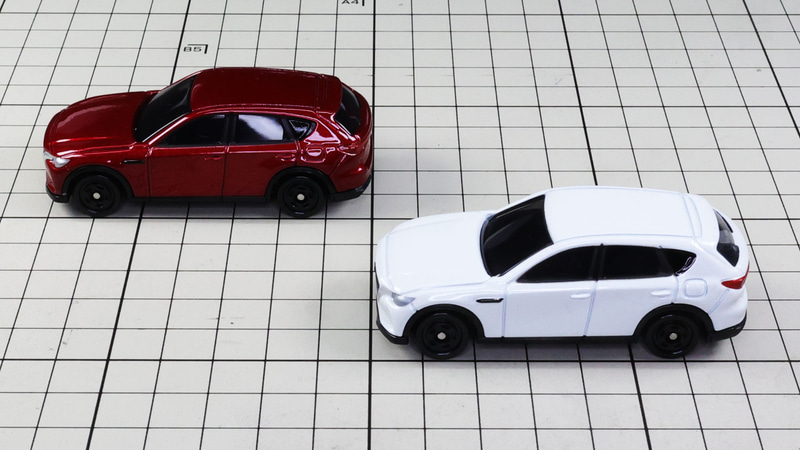 サイド：タイヤハウスのアーチからもSUV感を感じられ、ロングノーズのデザインを表現